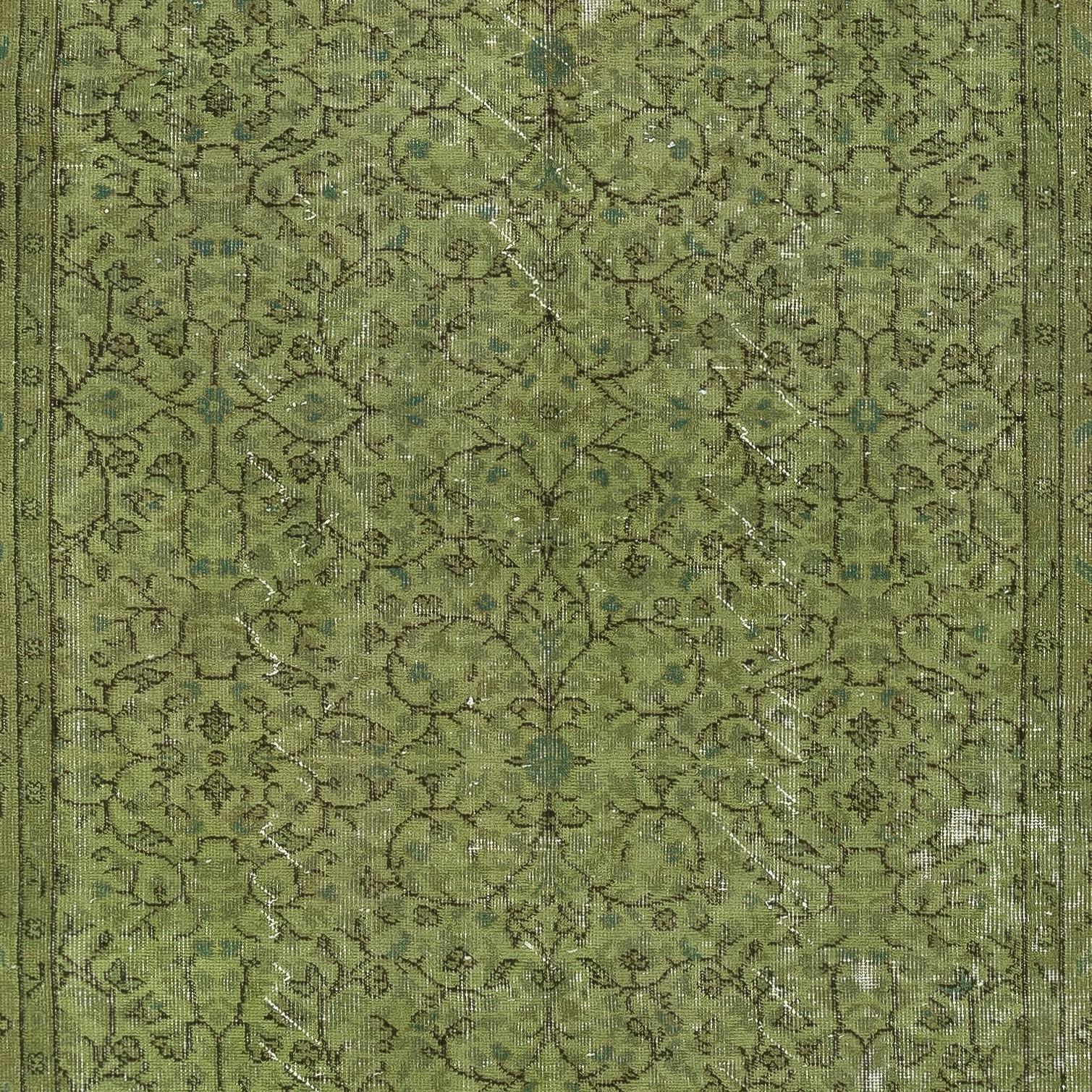 5.2x8.6 Ft Distressed Floral gemusterter Teppich in Grün, handgefertigt in der Türkei (Handgeknüpft) im Angebot