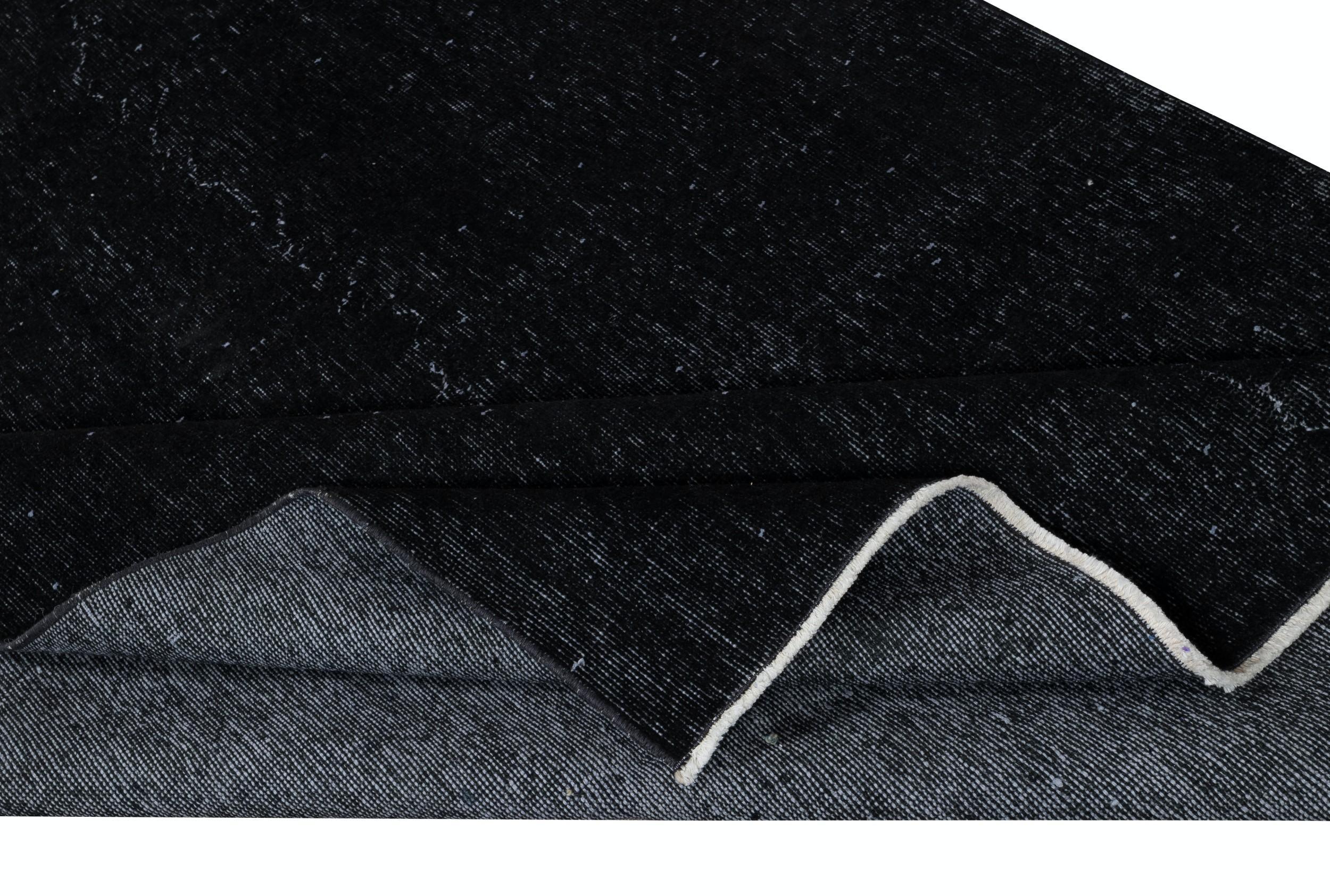 Der 5.2x8.6 Ft schlichte schwarze Farbteppich, handgeknüpft und handgewebt in der Türkei (Moderne) im Angebot