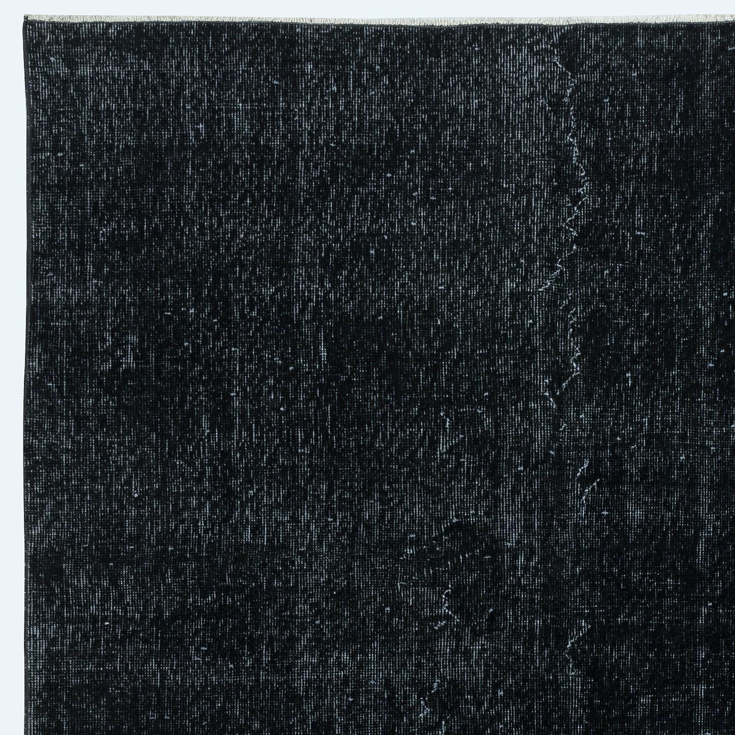 Der 5.2x8.6 Ft schlichte schwarze Farbteppich, handgeknüpft und handgewebt in der Türkei (Türkisch) im Angebot