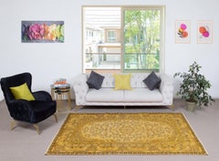 5.2x8.6 Ft Yellow Overdyed Vintage Rug. Handgeknüpfte Teppiche für moderne Innenräume