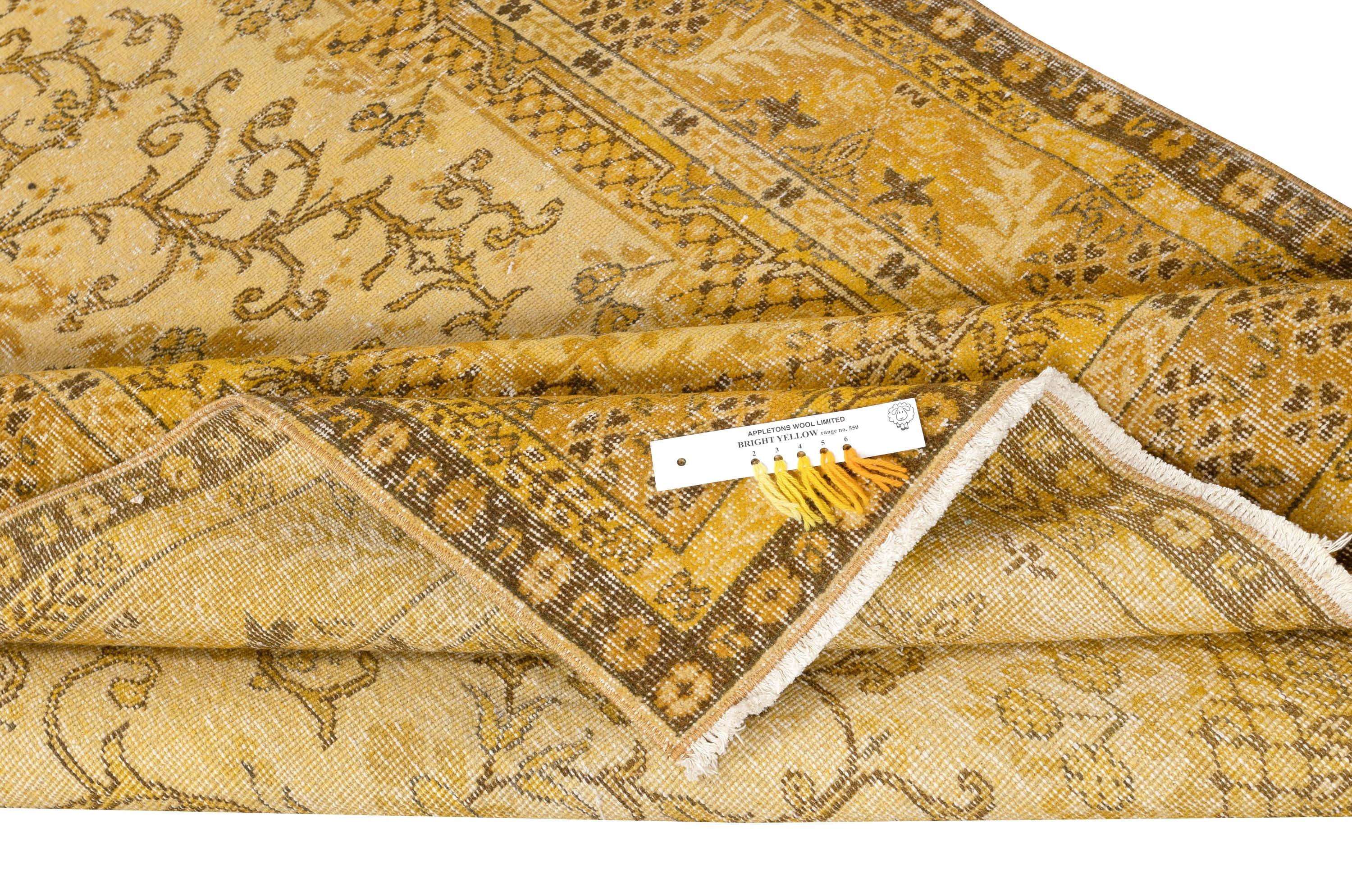 Moderno Tappeto vintage sovratinto giallo 5.2x8.6 Ft. Tappeto annodato a mano per interni moderni in vendita