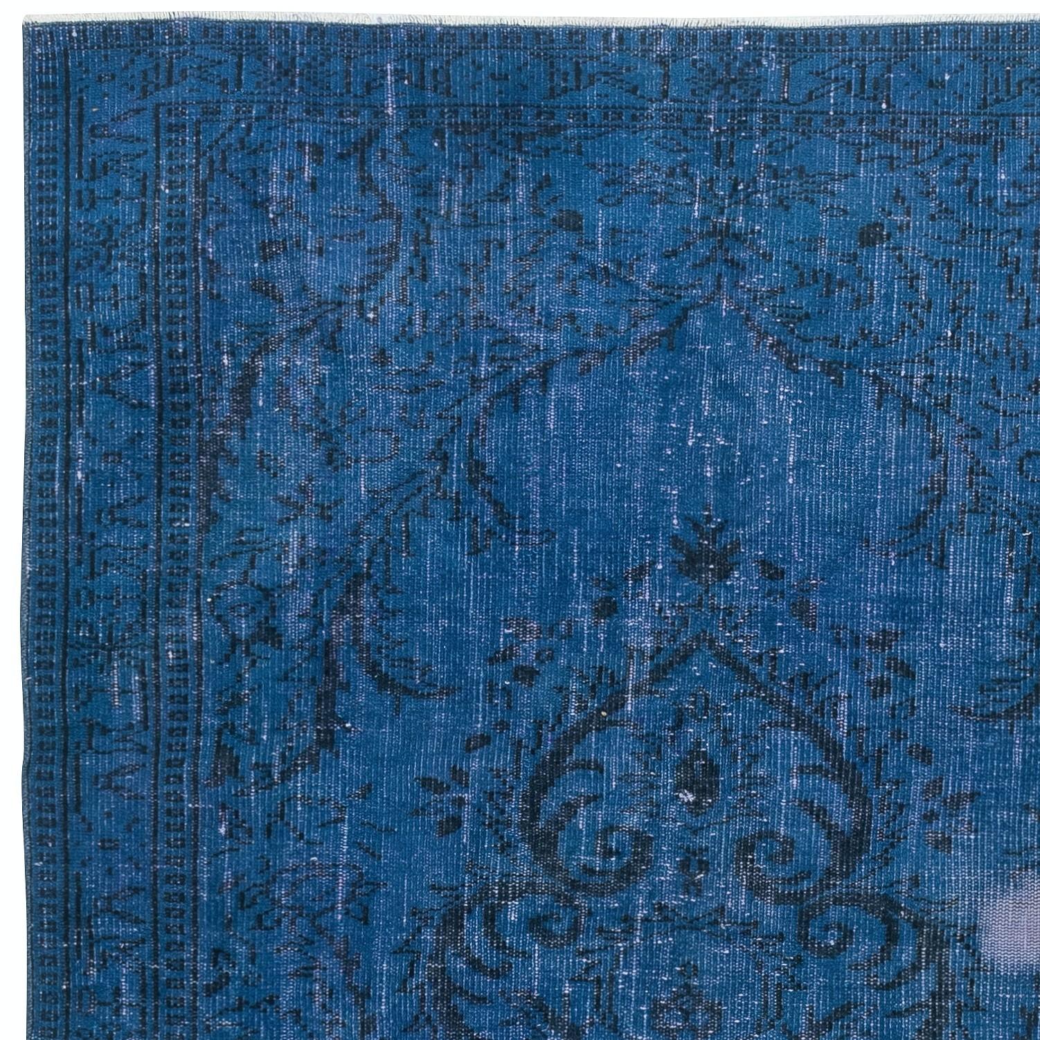 Turco Tappeto Shabby Chic Vintage fatto a mano in turco tinto in blu 5.2x8.7 Ft in vendita