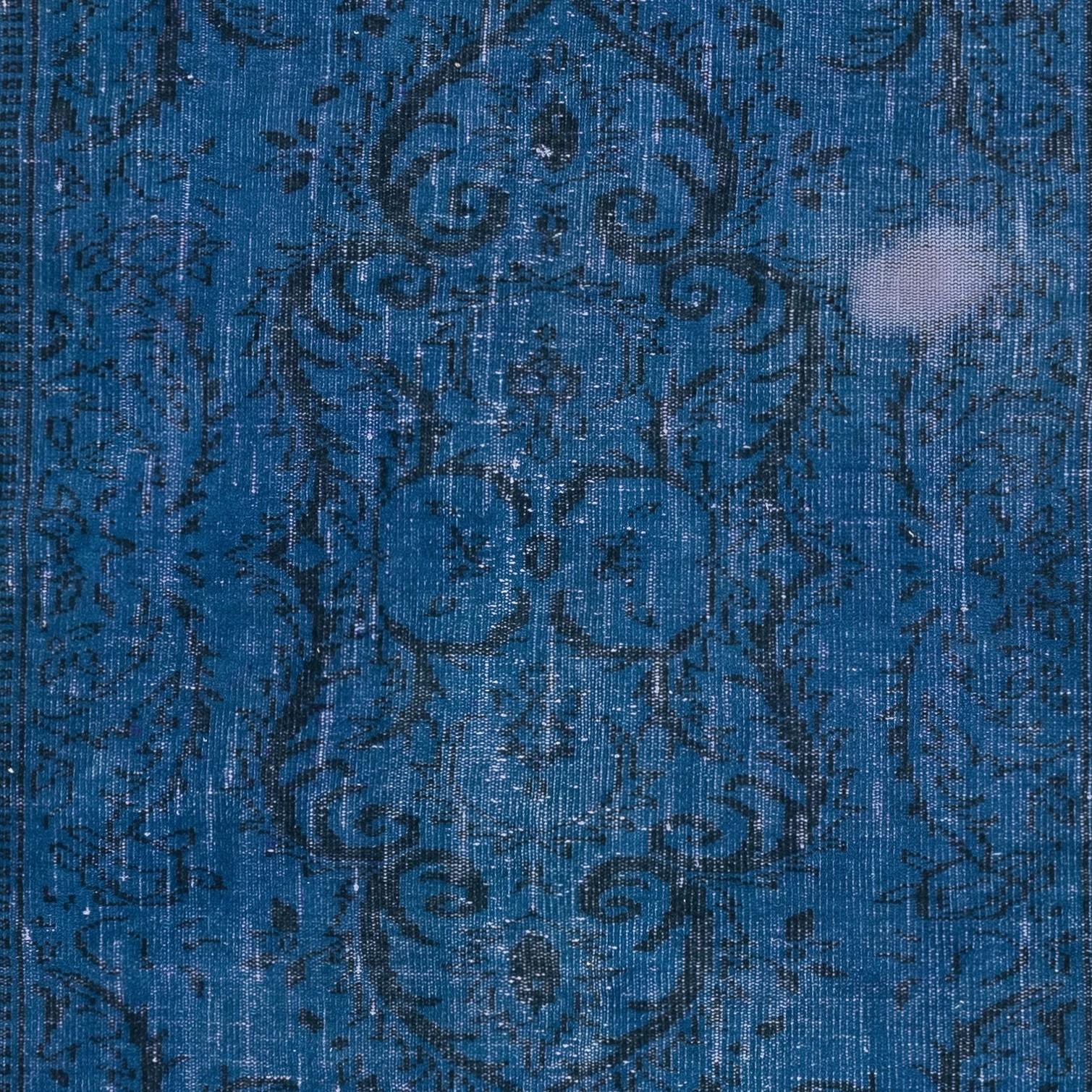 Annodato a mano Tappeto Shabby Chic Vintage fatto a mano in turco tinto in blu 5.2x8.7 Ft in vendita