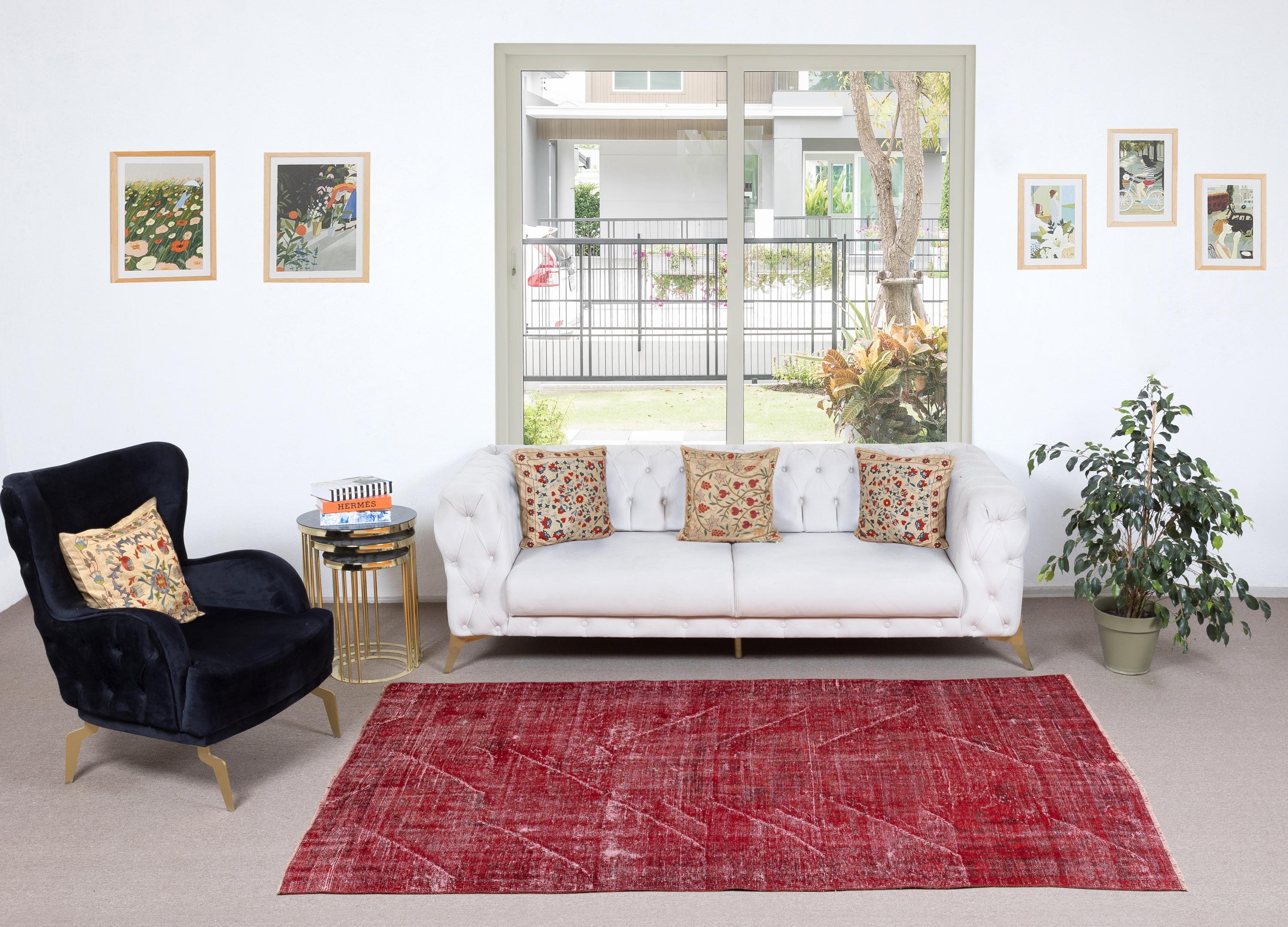 Unsere gefärbten Teppiche sind allesamt handgeknüpfte türkische Vintage-Teppiche, die in unserer Werkstatt sorgfältig restauriert und neu gestaltet wurden, damit sie zu einer breiten Palette von Einrichtungsstilen passen - von modern und