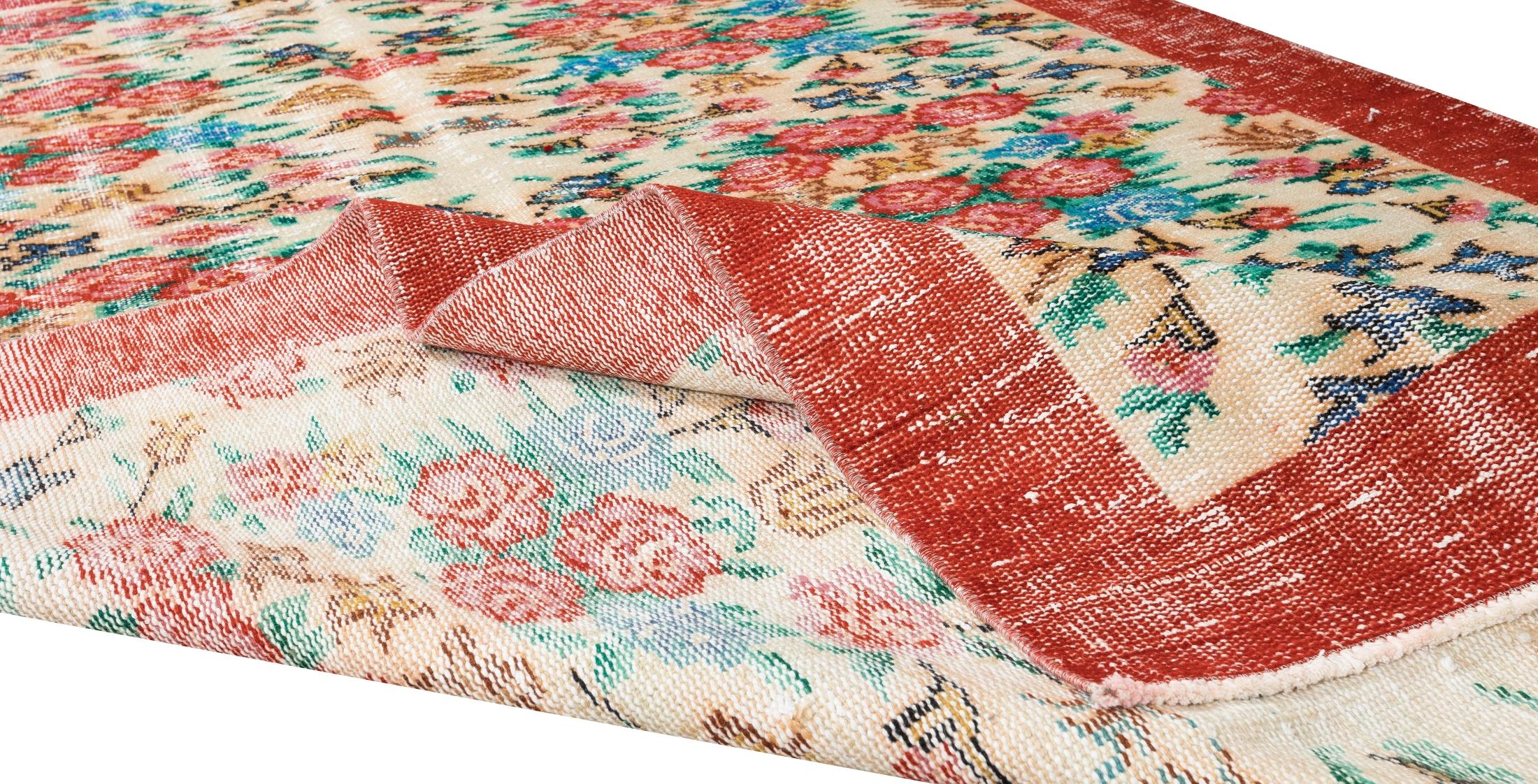 Alfombra turca vintage hecha a mano con diseño floral y borde rojo liso de 1,5 x 2,8 m De campo en venta