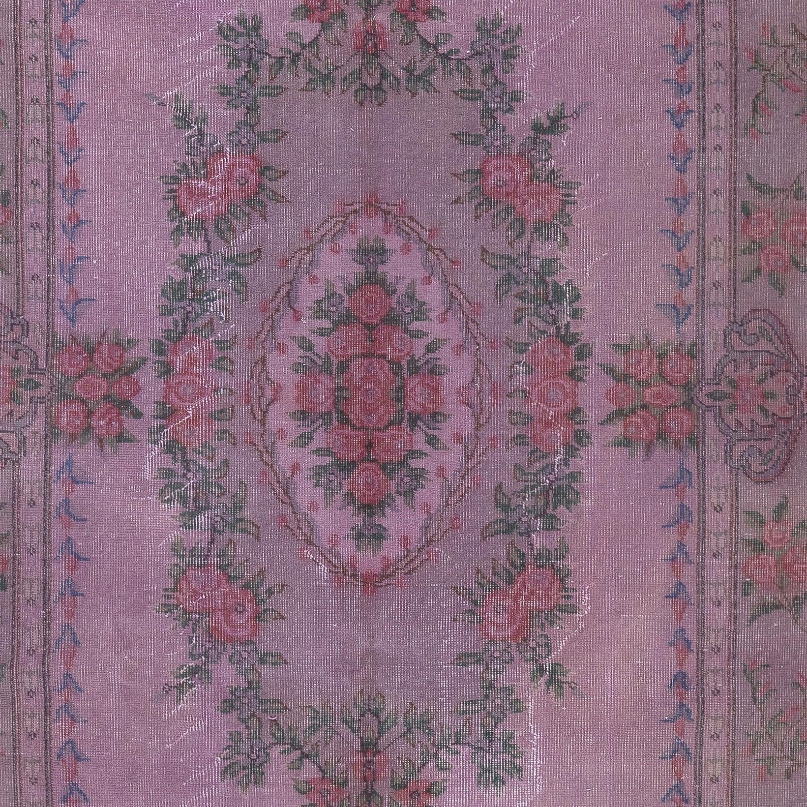 Annodato a mano Tappeto d'area turco a mano con motivo a rose, 5,2x9 piedi, in colore Levander in vendita
