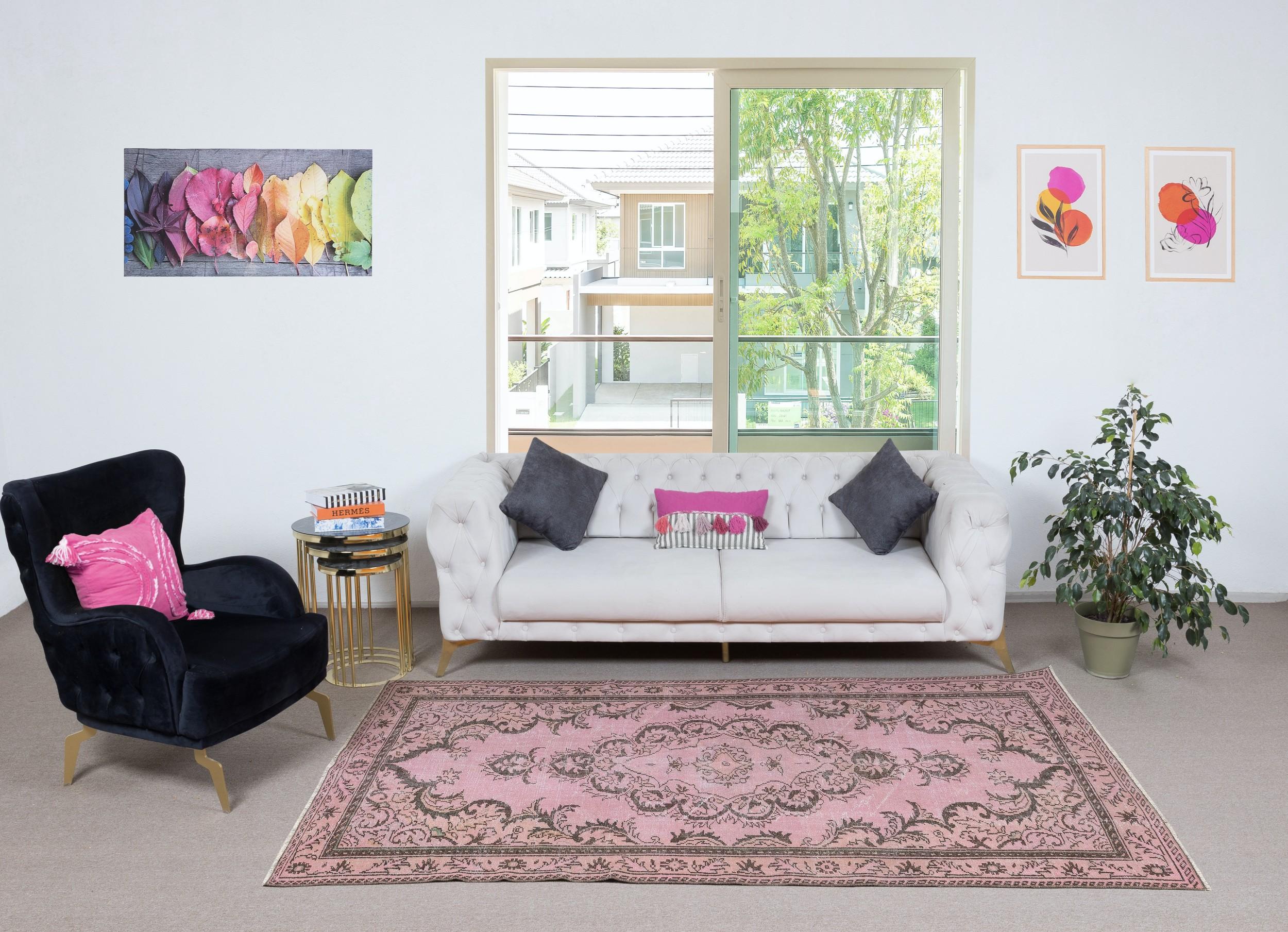 Nos tapis surteints sont tous des pièces vintage nouées à la main qui sont recréées dans notre atelier pour répondre à un plus large éventail de choix de décoration intérieure, du moderne au côtier, de l'industriel au rustique/cottage. Ces tapis