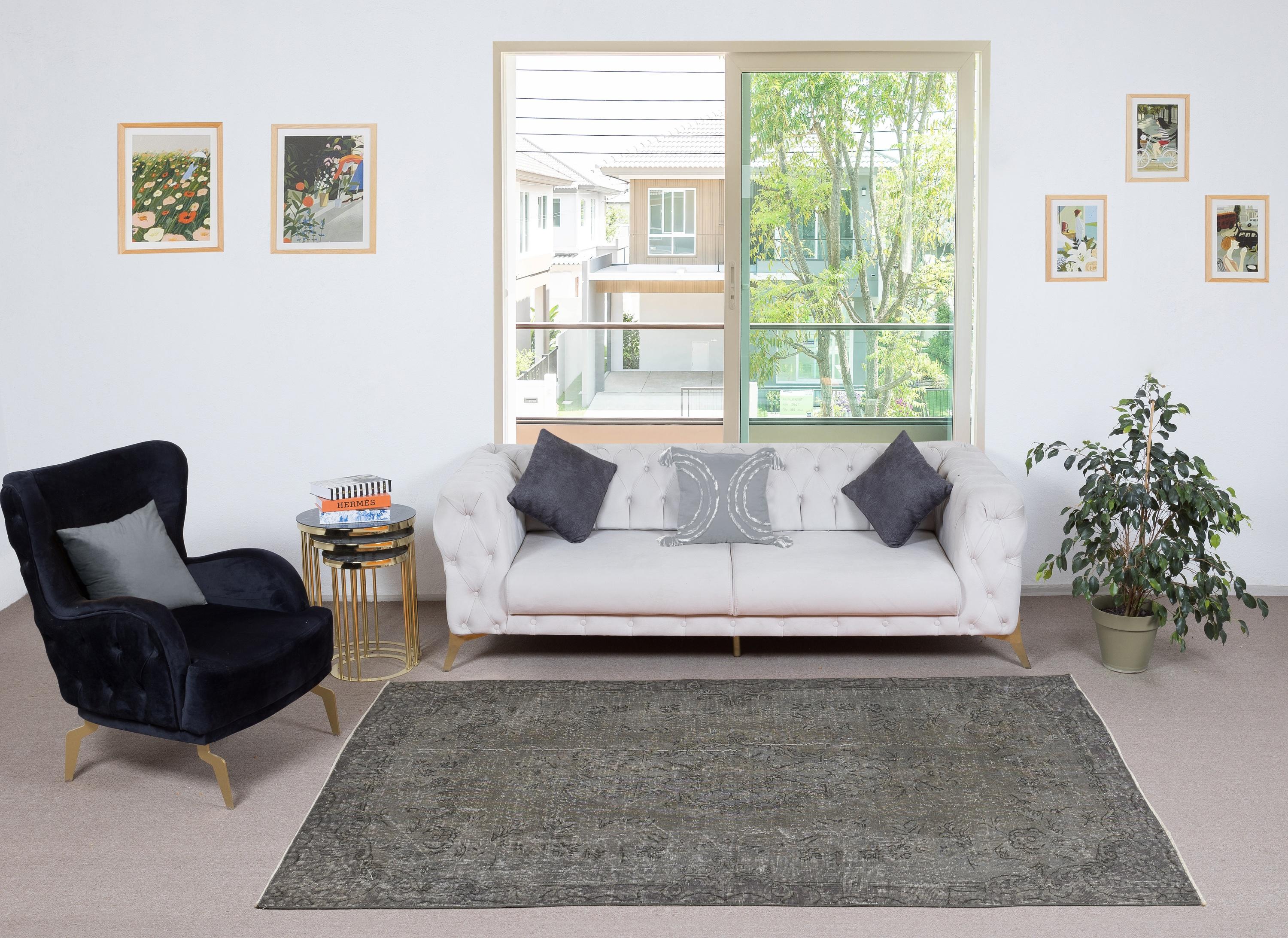 I nostri tappeti sovratinti sono tutti tappeti turchi vintage annodati a mano, accuratamente restaurati e reimmaginati nel nostro laboratorio per adattarsi a un'ampia gamma di stili di arredamento, da quello moderno e minimalista a quello costiero,