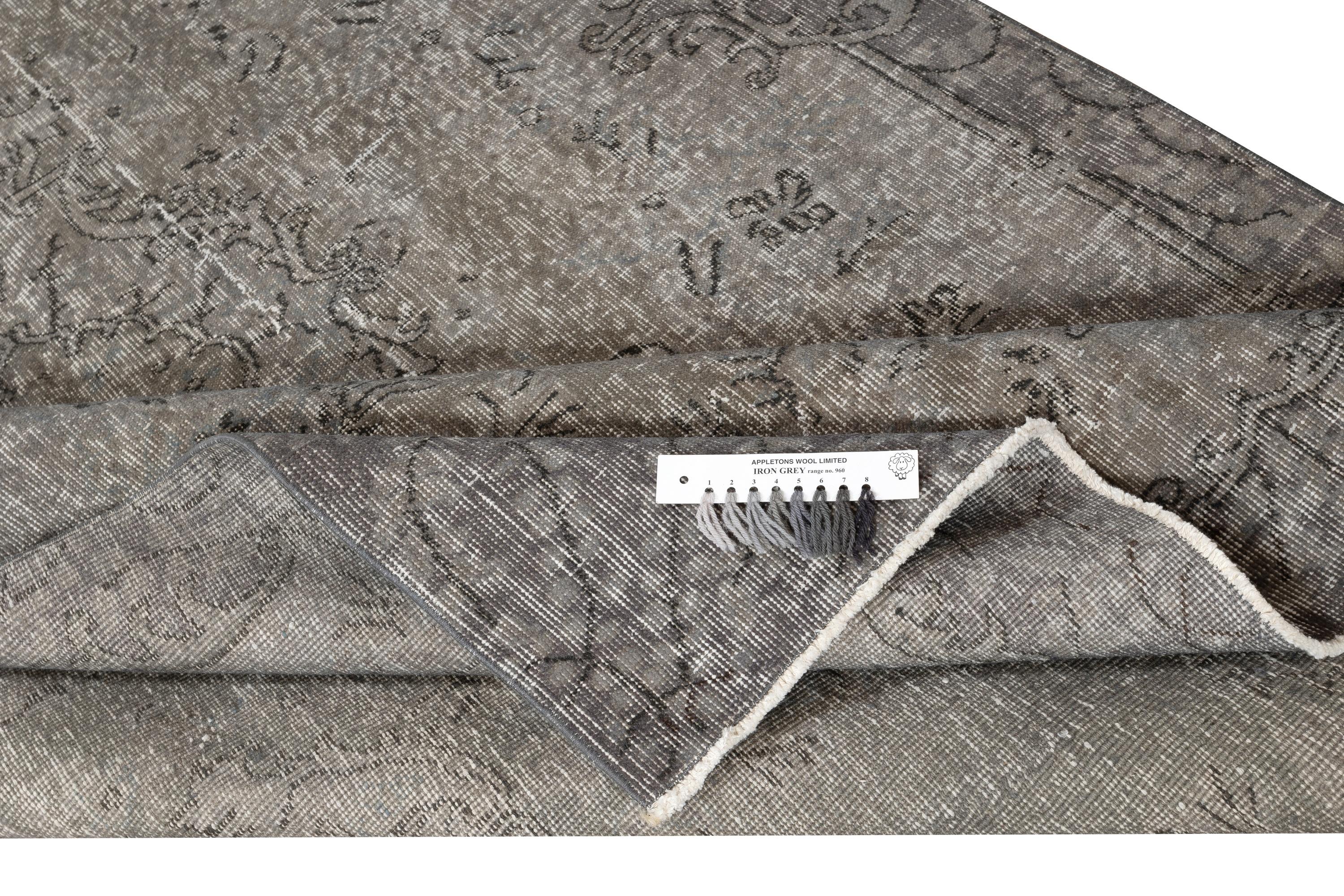 Moderno Tappeto Vintage Turco 5.2x9 Ft grigio tinto di rosso. Tappeto fatto a mano per interni moderni in vendita