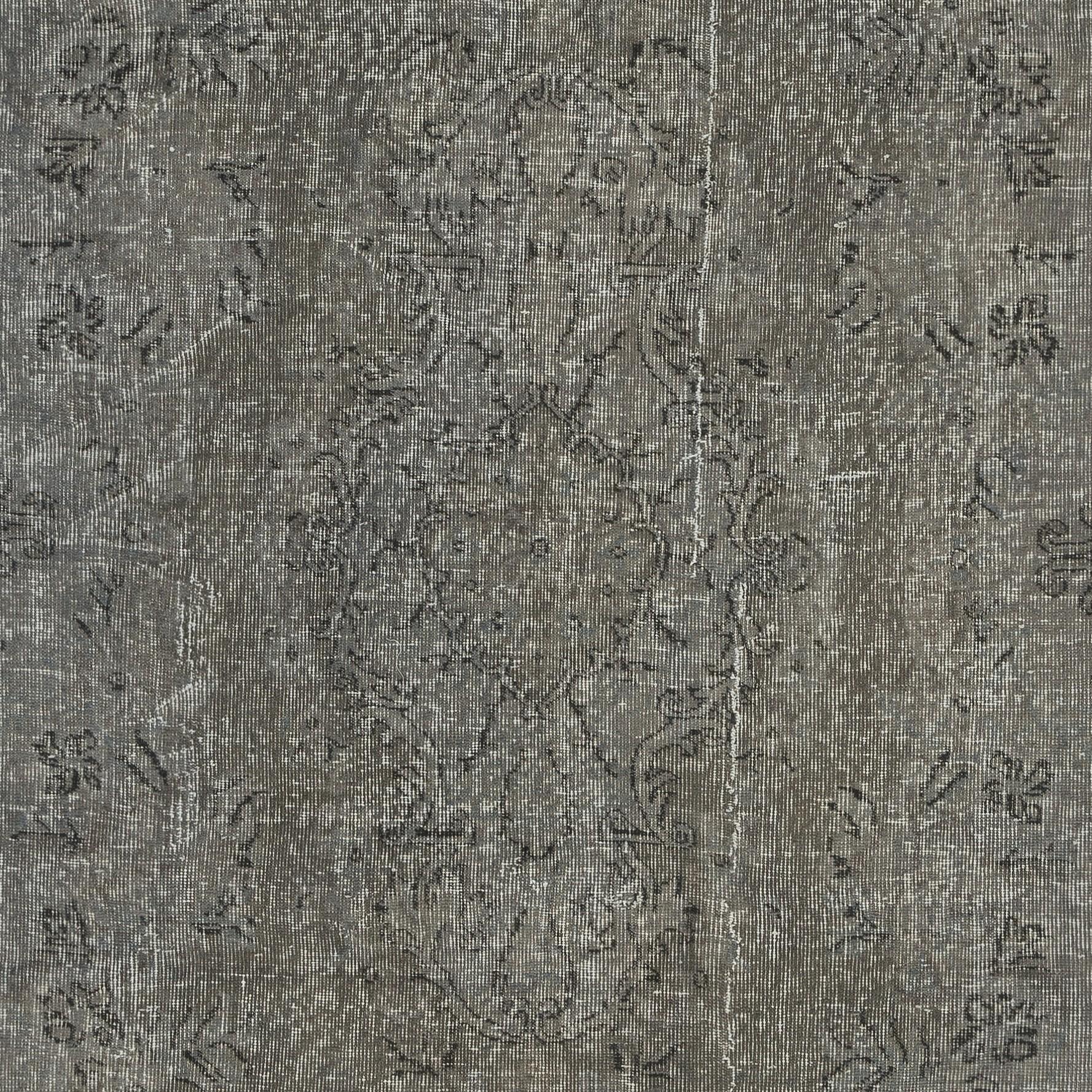 Annodato a mano Tappeto Vintage Turco 5.2x9 Ft grigio tinto di rosso. Tappeto fatto a mano per interni moderni in vendita