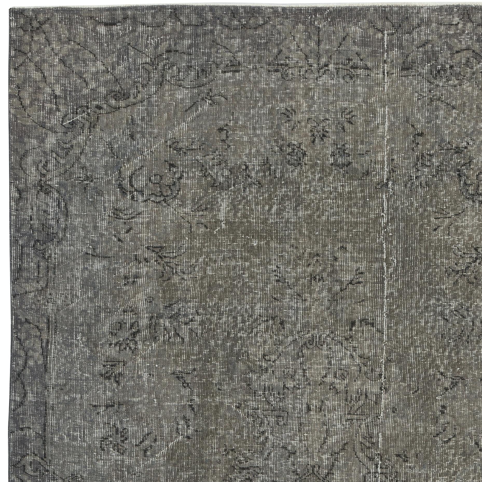 Tappeto Vintage Turco 5.2x9 Ft grigio tinto di rosso. Tappeto fatto a mano per interni moderni In condizioni buone in vendita a Spring Valley, NY