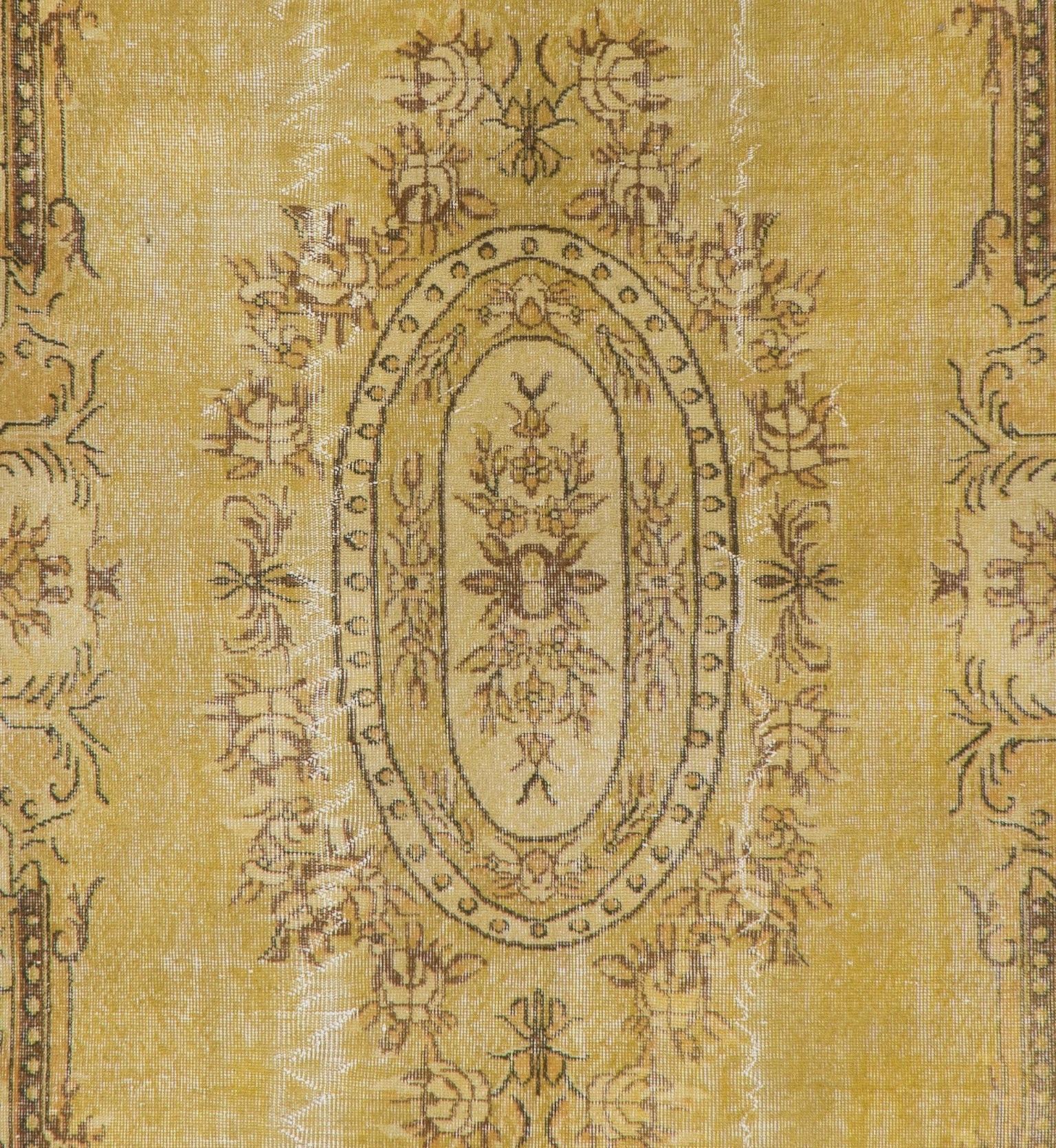 5.2x9 Ft Handmade Vintage Baroque Style Area Rug in Yellow. Modern Wool Carpet In Good Condition For Sale In Philadelphia, PA