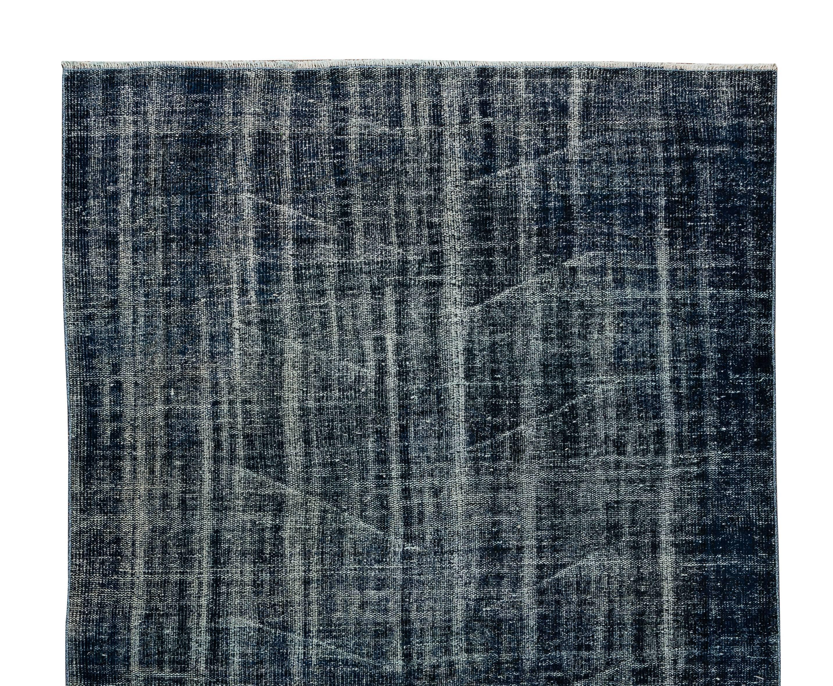 5.2x9 Ft Türkischer Vintage Wollteppich in Marineblau, Moderner handgeknüpfter Flächenteppich im Zustand „Gut“ im Angebot in Philadelphia, PA