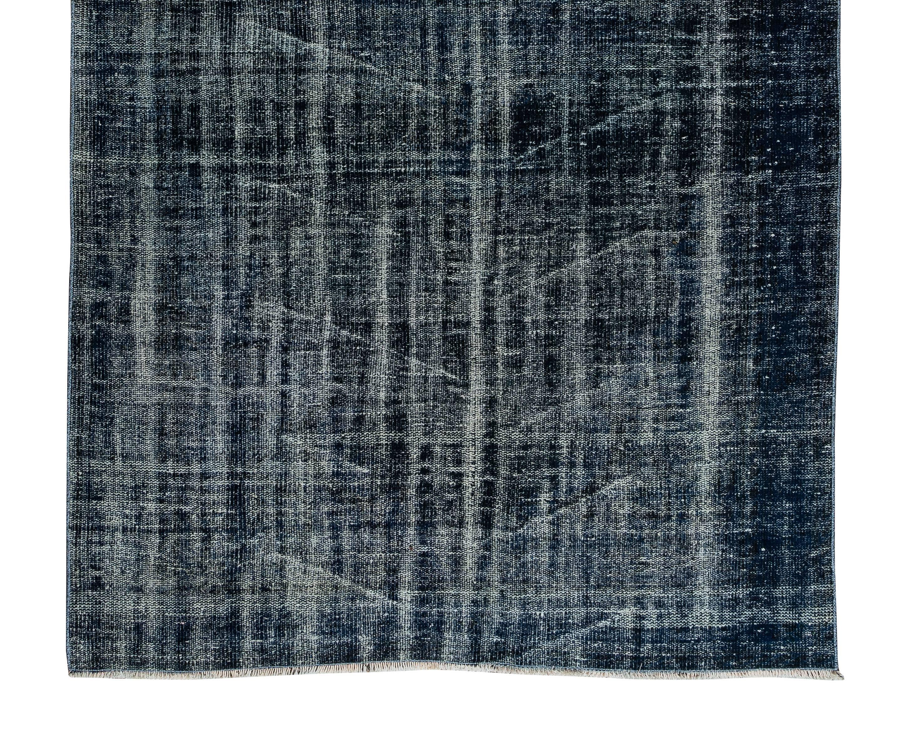 5.2x9 Ft Türkischer Vintage Wollteppich in Marineblau, Moderner handgeknüpfter Flächenteppich (20. Jahrhundert) im Angebot