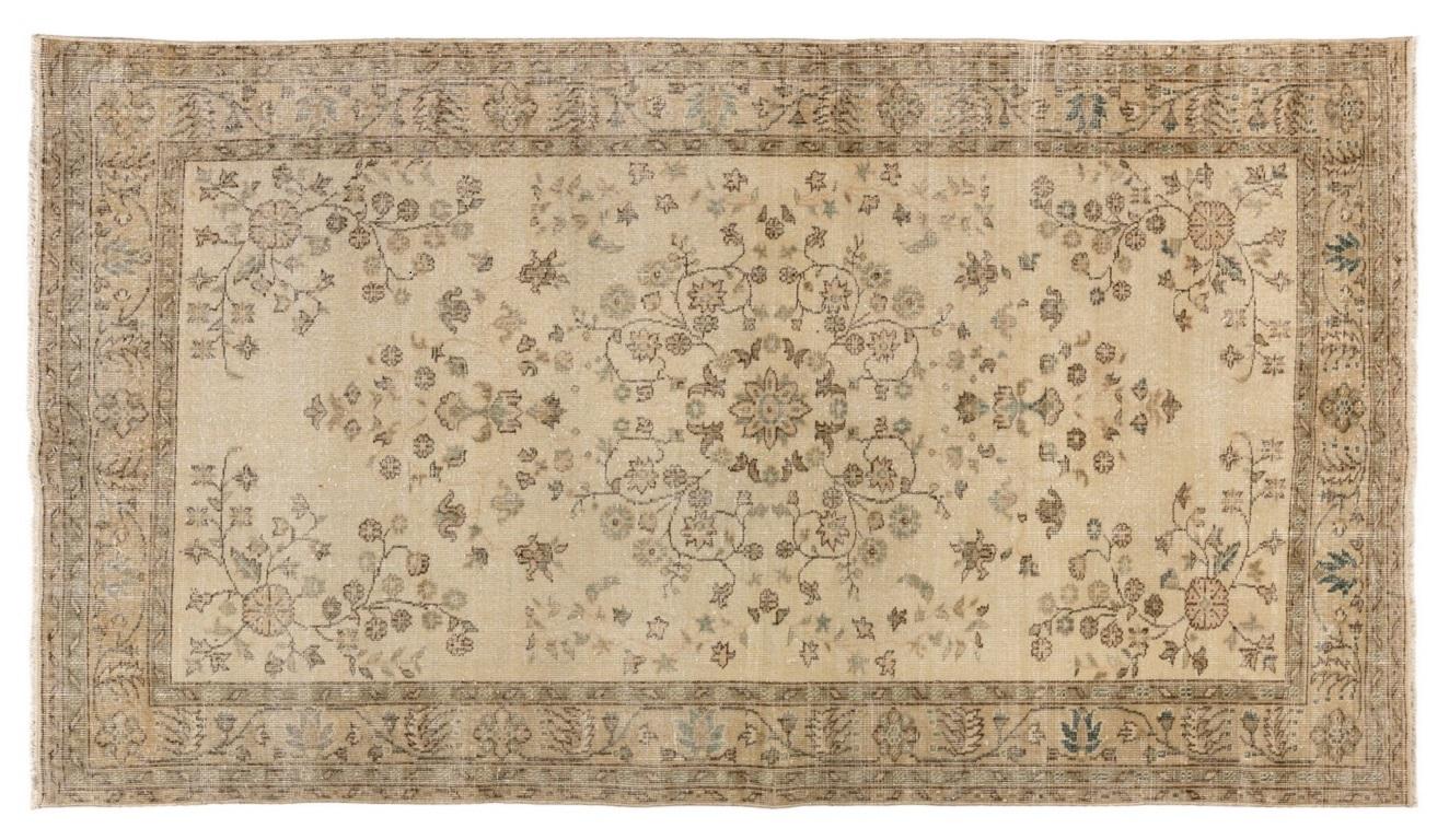5.2x9 Ft Vintage Handmade Turkish Wool Area Rug in Muted colors on Beige ground In Good Condition For Sale In Philadelphia, PA