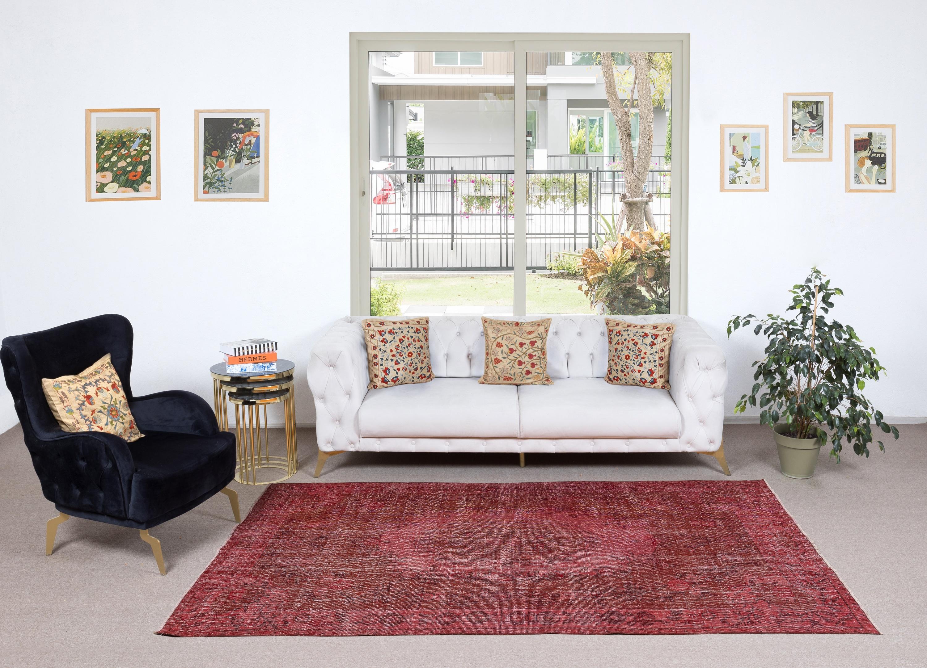 Unsere gefärbten Teppiche sind allesamt handgeknüpfte türkische Vintage-Teppiche, die in unserer Werkstatt sorgfältig restauriert und neu gestaltet wurden, damit sie zu einer breiten Palette von Einrichtungsstilen passen - von modern und