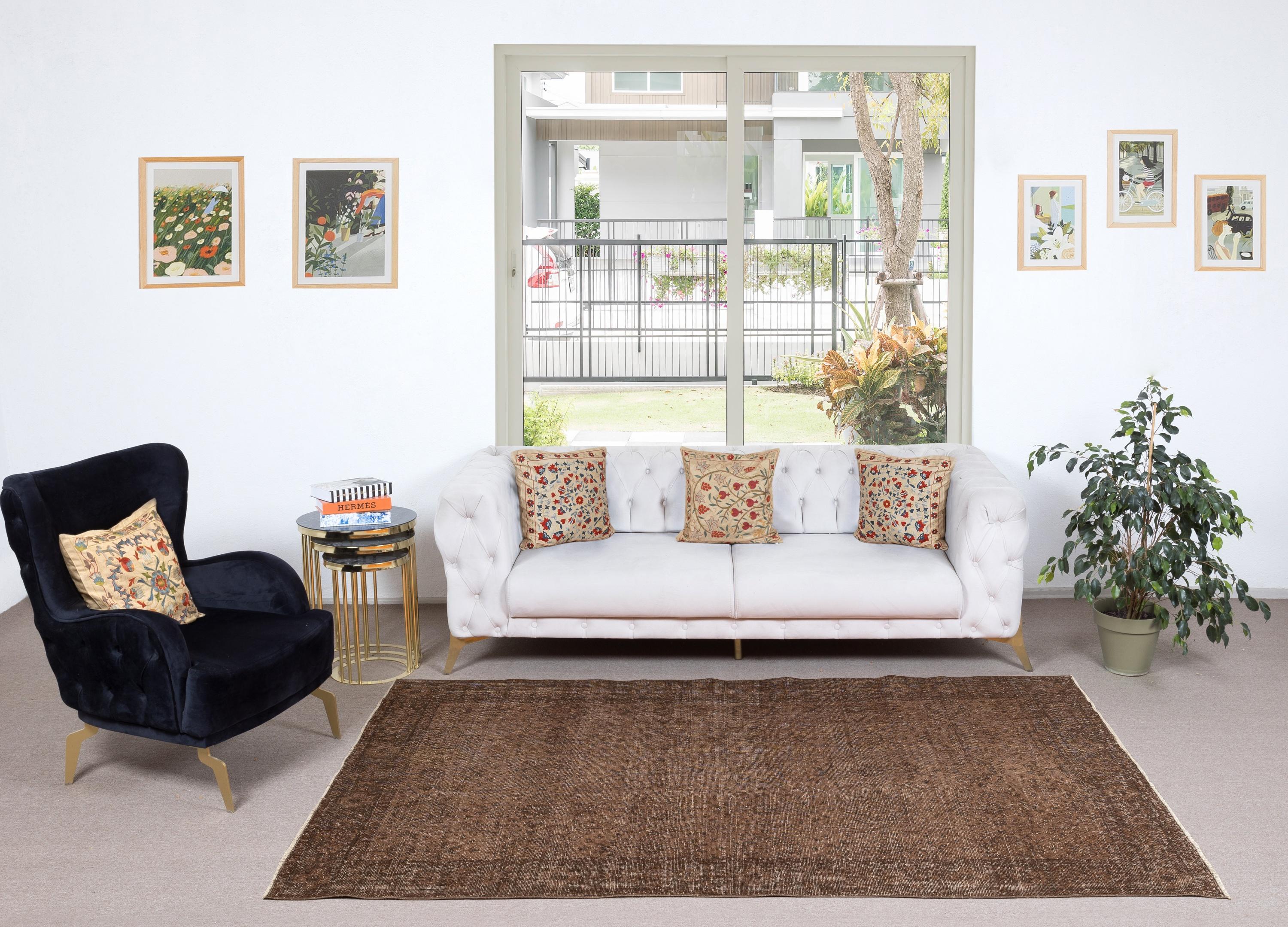 I nostri tappeti sovratinti sono tutti tappeti turchi vintage annodati a mano, accuratamente restaurati e reimmaginati nel nostro laboratorio per adattarsi a un'ampia gamma di stili di arredamento, da quello moderno e minimalista a quello costiero,