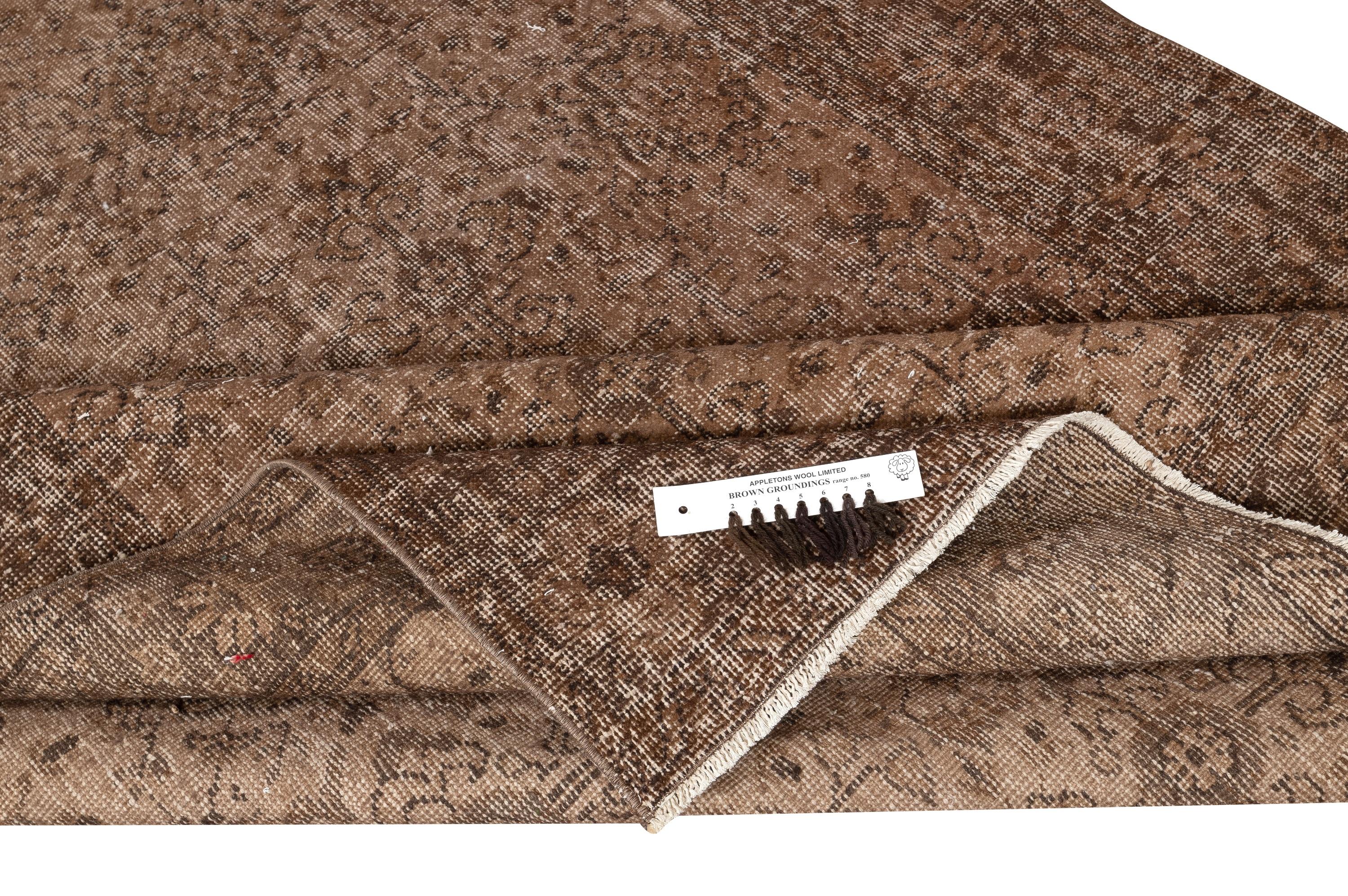 Moderno Tappeto vintage 5.2x9 Ft sovratinto in marrone per interni moderni. Realizzato a mano in Turchia in vendita