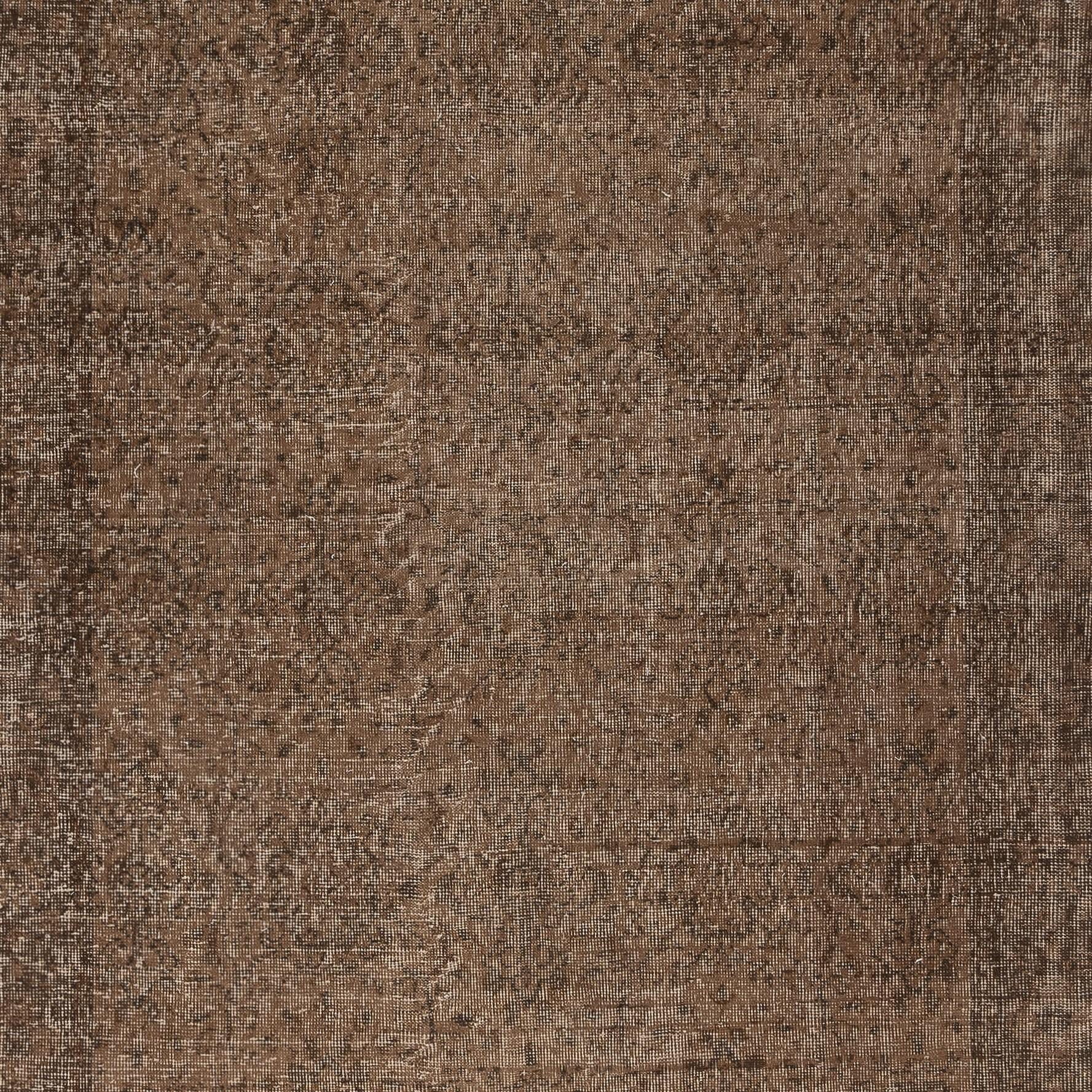 Turco Tappeto vintage 5.2x9 Ft sovratinto in marrone per interni moderni. Realizzato a mano in Turchia in vendita