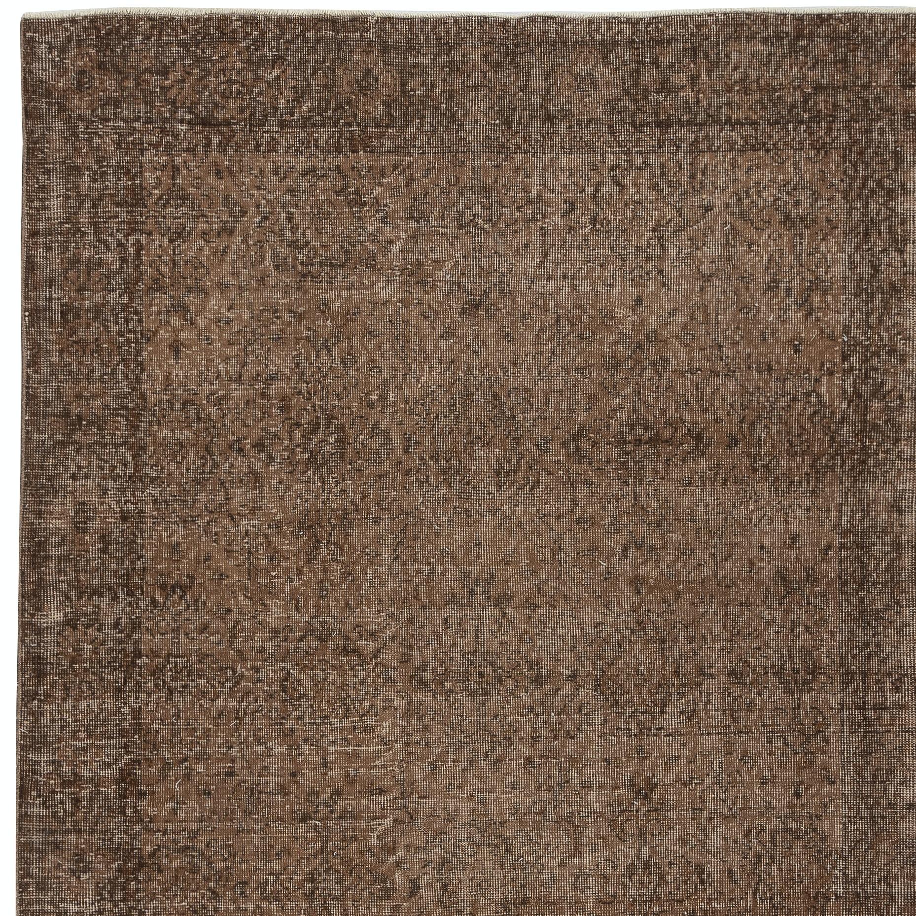 Annodato a mano Tappeto vintage 5.2x9 Ft sovratinto in marrone per interni moderni. Realizzato a mano in Turchia in vendita