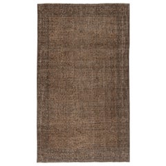 Tappeto vintage 5.2x9 Ft sovratinto in marrone per interni moderni. Realizzato a mano in Turchia