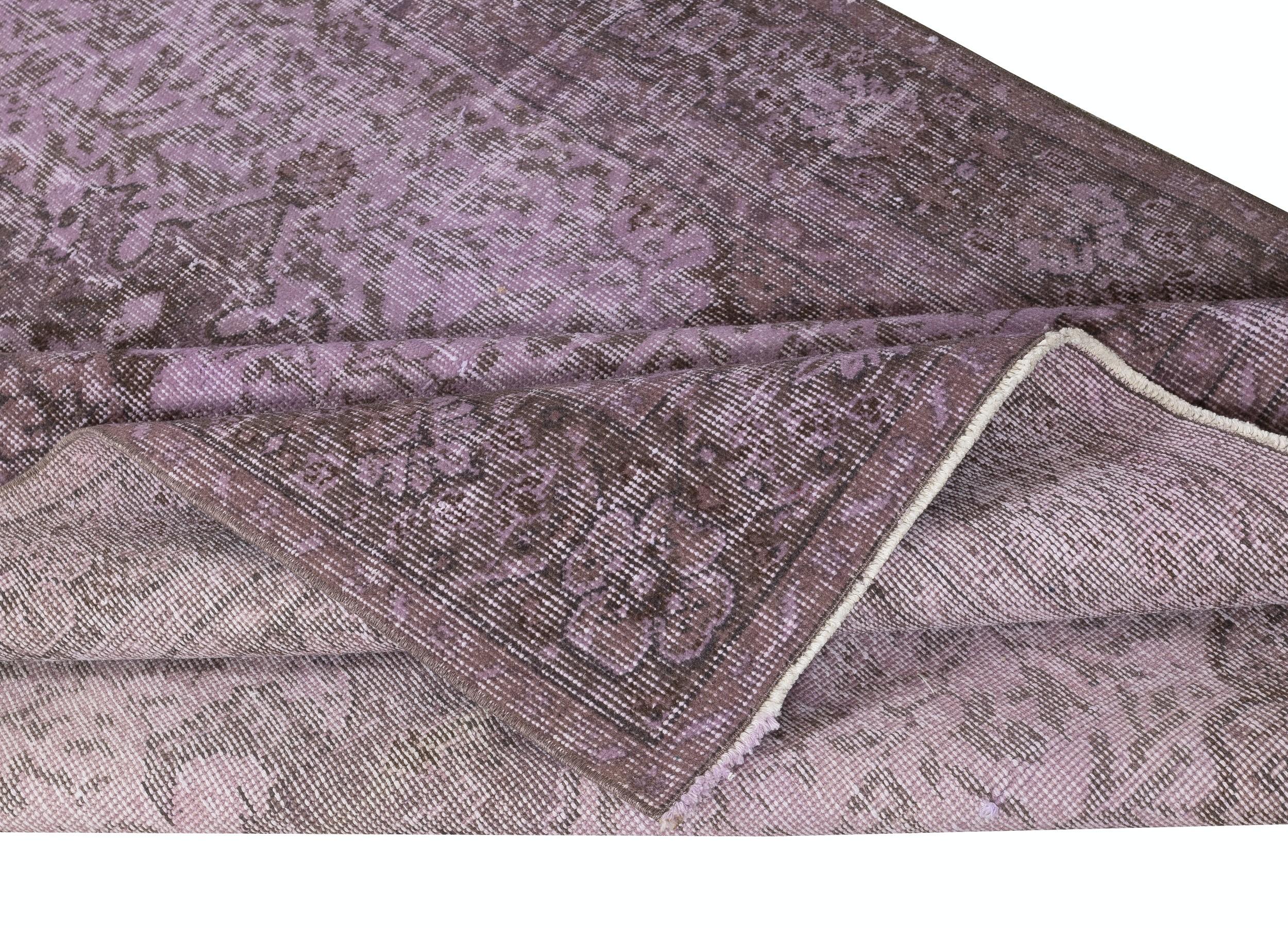 Moderno Tappeto vintage turco 5.2x9 Ft tinto in viola per interni moderni in vendita
