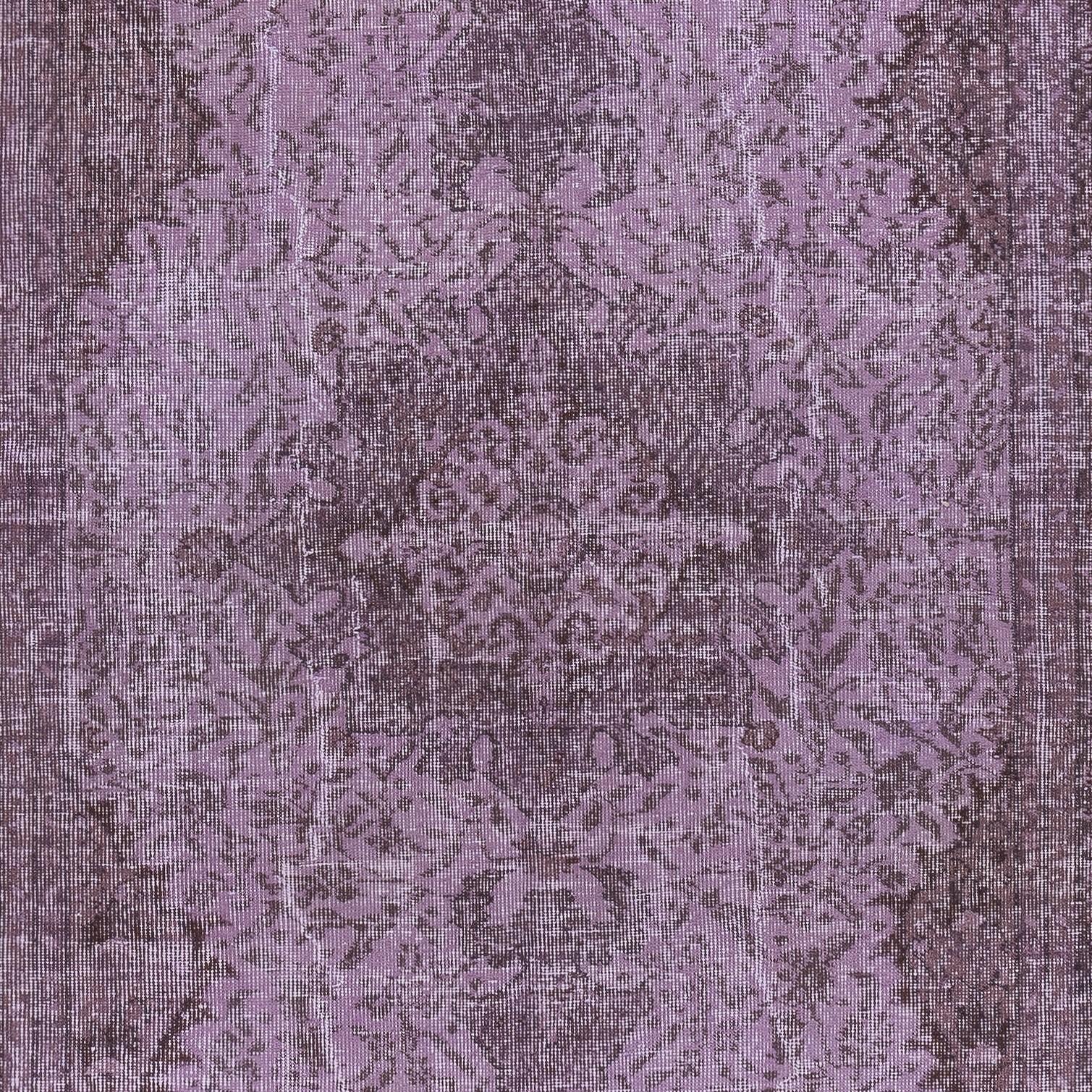 Annodato a mano Tappeto vintage turco 5.2x9 Ft tinto in viola per interni moderni in vendita