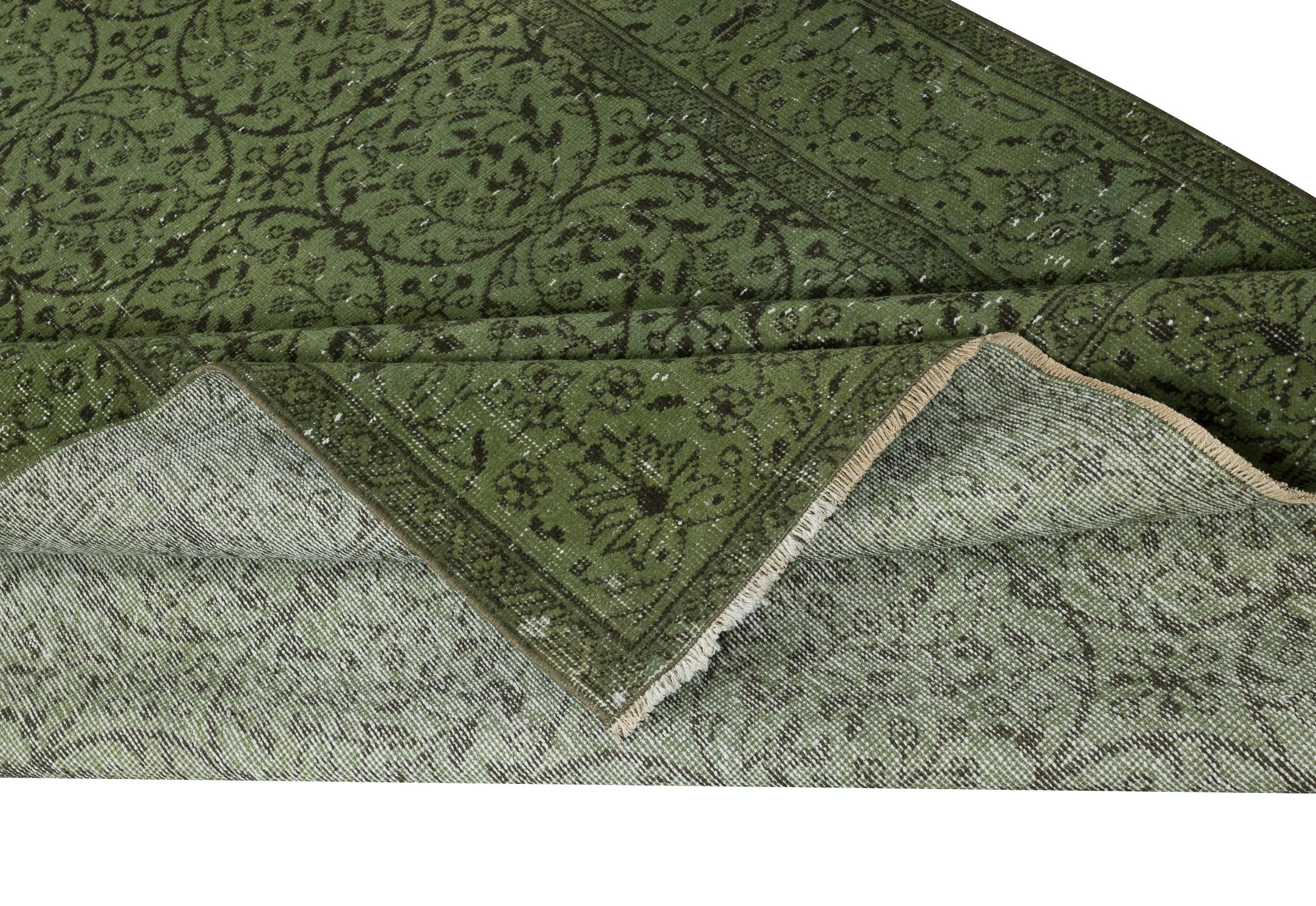 Moderno Tappeto moderno fatto a mano con motivi floreali in lana turca, 5.2x9.2 Ft, colore verde in vendita
