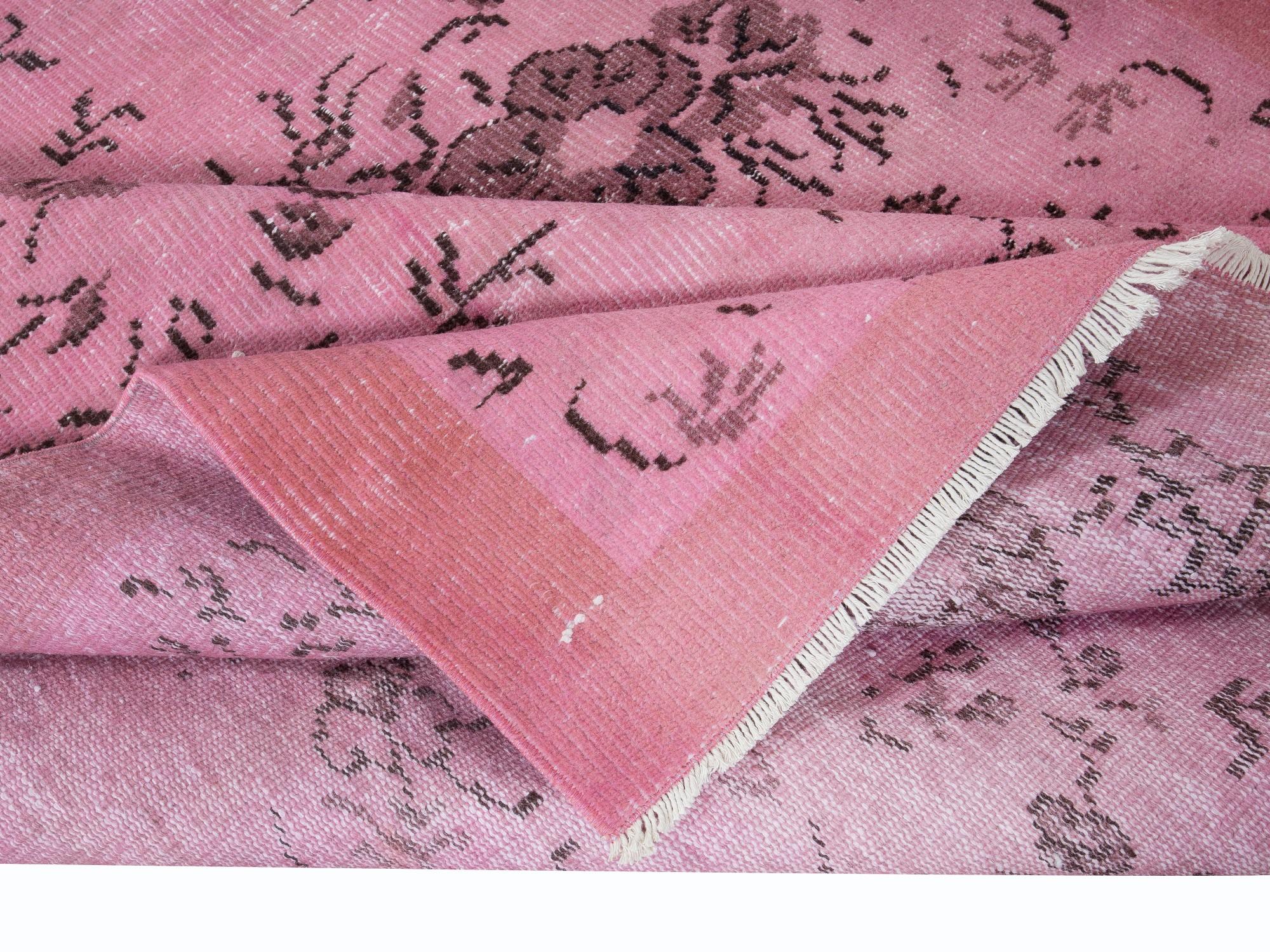 Moderner handgefertigter türkischer Teppich mit 5.2x9.2 Ft mit rosa Hintergrund und massiver Bordüre (Handgeknüpft) im Angebot