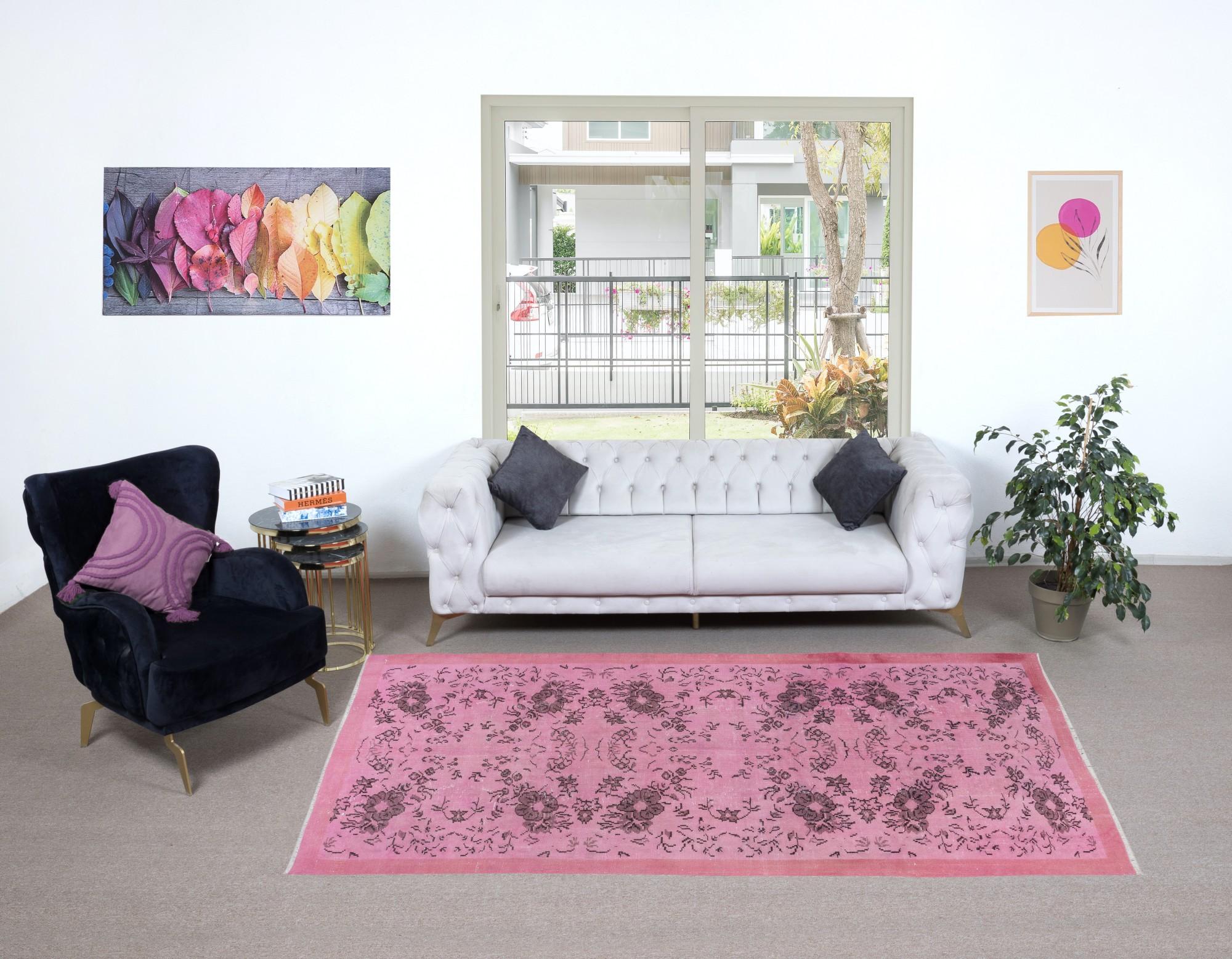 Moderner handgefertigter türkischer Teppich mit 5.2x9.2 Ft mit rosa Hintergrund und massiver Bordüre im Zustand „Gut“ im Angebot in Philadelphia, PA