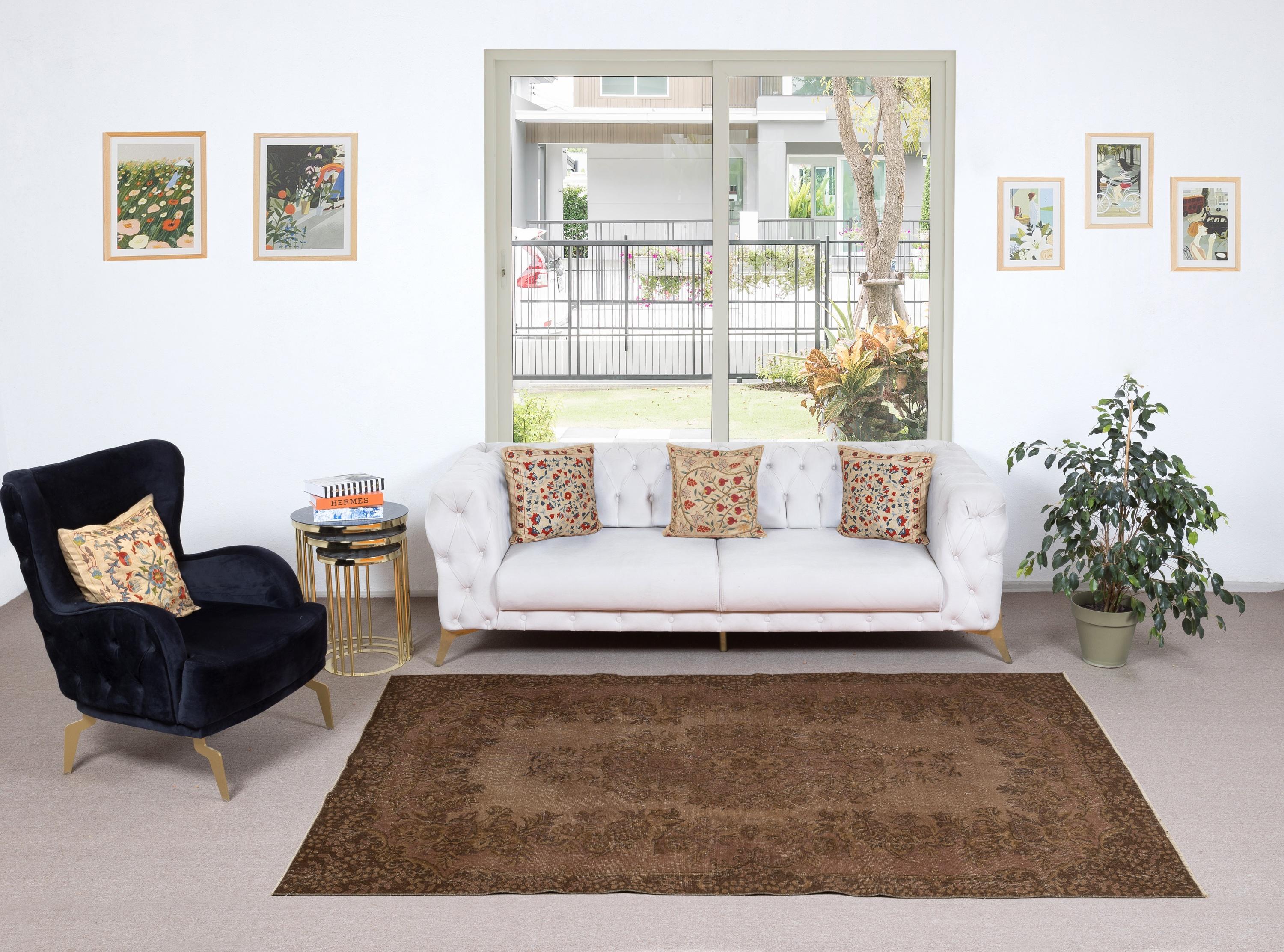 Unsere gefärbten Teppiche sind allesamt handgeknüpfte türkische Vintage-Teppiche, die in unserer Werkstatt sorgfältig restauriert und neu gestaltet wurden, damit sie zu einer breiten Palette von Einrichtungsstilen passen - von modern und