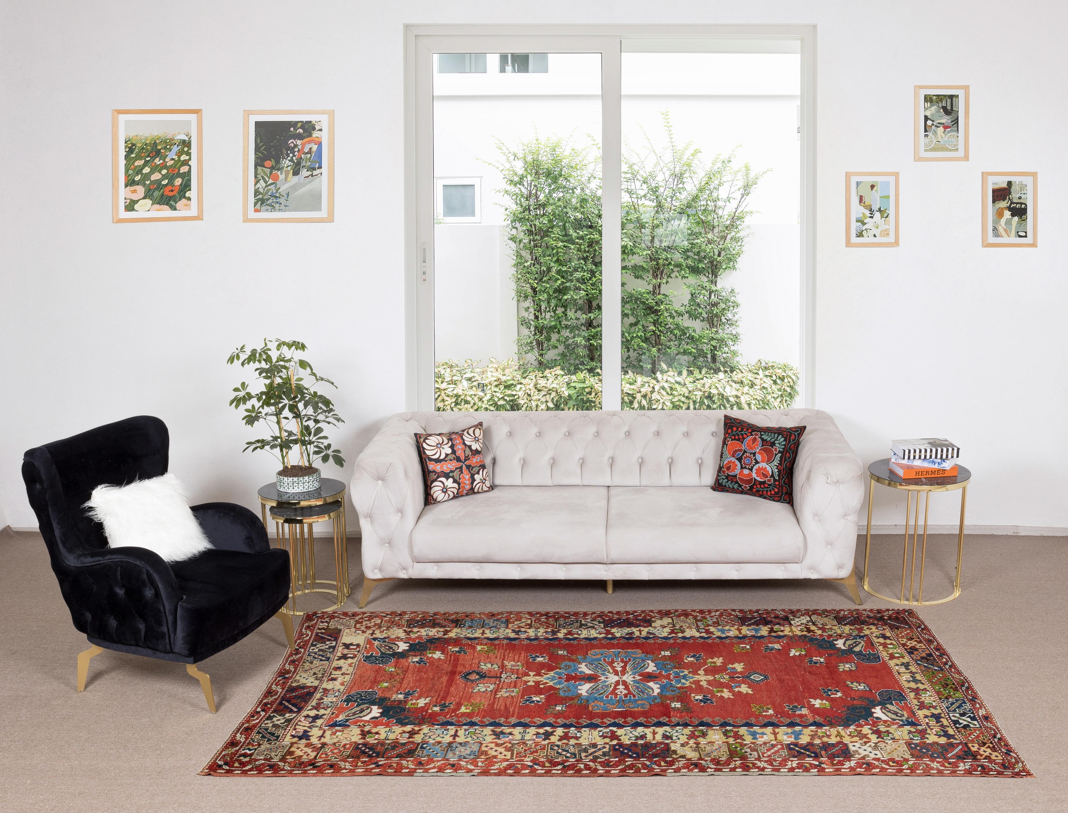 Ein feiner handgeknüpfter türkischer Teppich aus den 1960er Jahren. Der Teppich ist aus mittelhohem Wollflor auf Wollunterlage gefertigt. Es ist schwer und liegt flach auf dem Boden, in sehr gutem Zustand ohne Probleme. Er wurde professionell