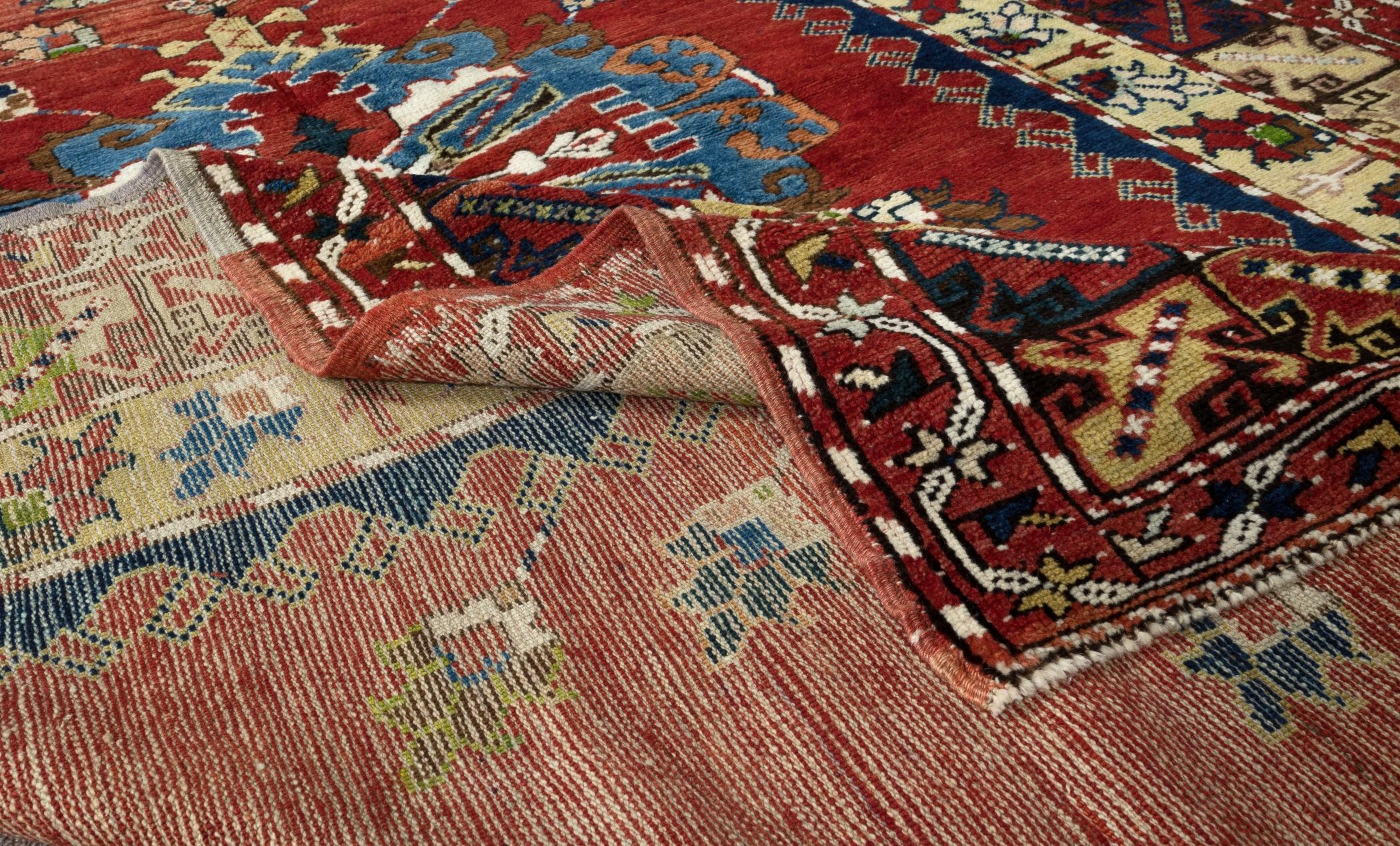 Handgefertigter türkischer Orientteppich im Vintage-Stil mit Medaillon-Design, 5.2x9,3 Ft, aus Wolle (Stammeskunst) im Angebot