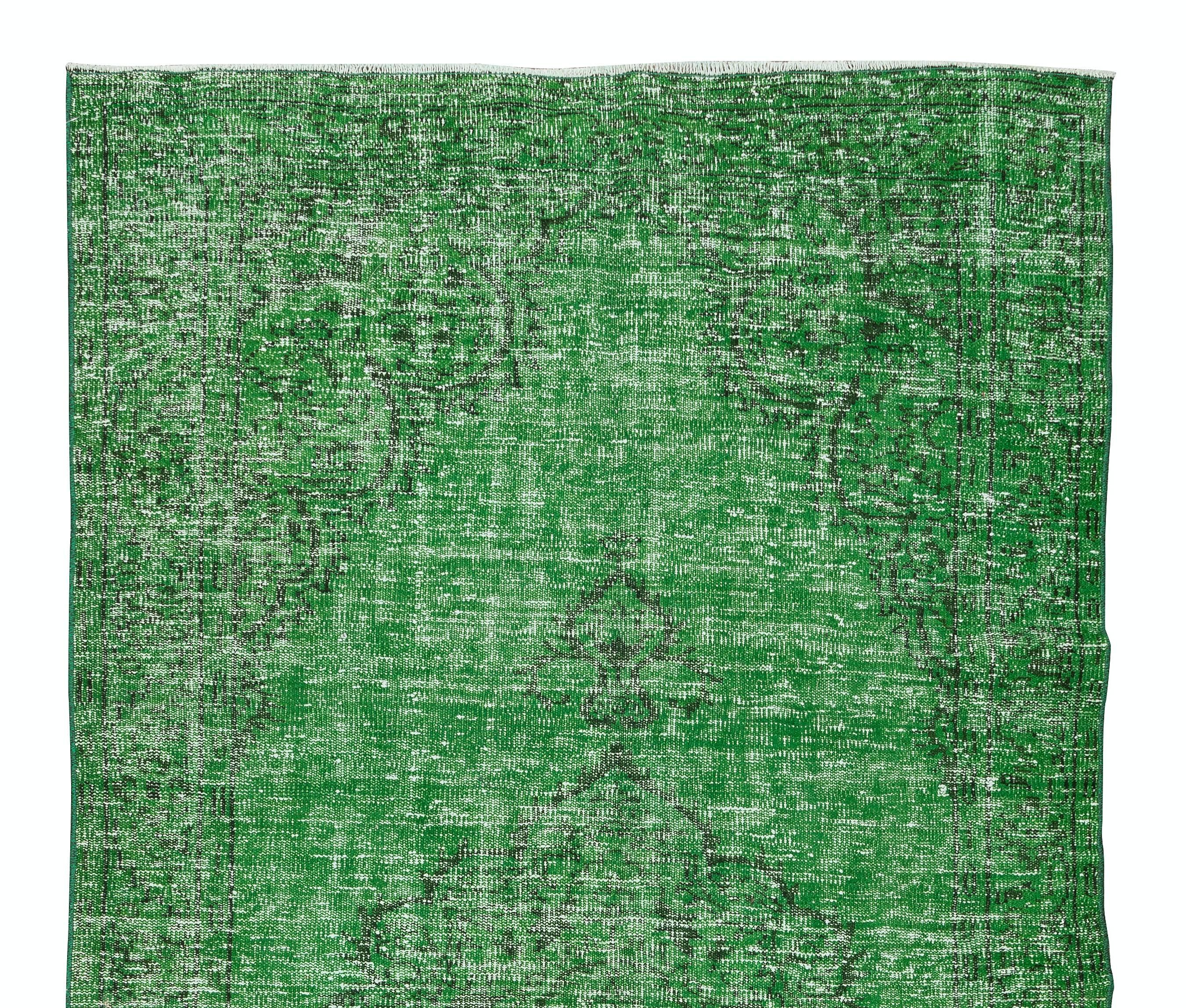 stanischer 5.2x9.3 Ft Vintage Anatolischer Teppich, grüner handgefertigter zeitgenössischer Wollteppich (Türkisch) im Angebot