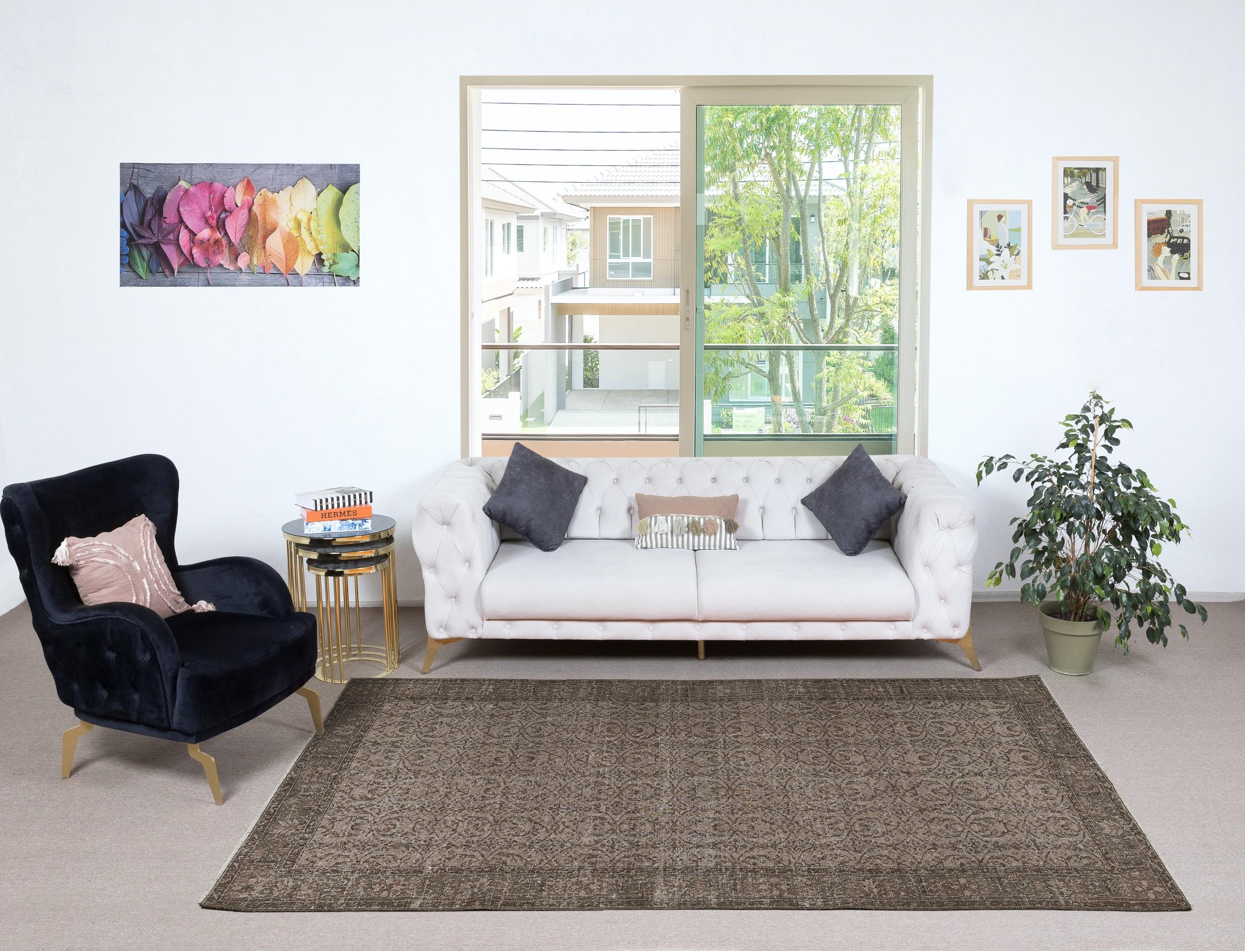 Nos tapis surteints sont tous des pièces vintage nouées à la main qui sont recréées dans notre atelier pour répondre à un plus large éventail de choix de décoration intérieure, du moderne au côtier, de l'industriel au rustique/cottage. Ces tapis