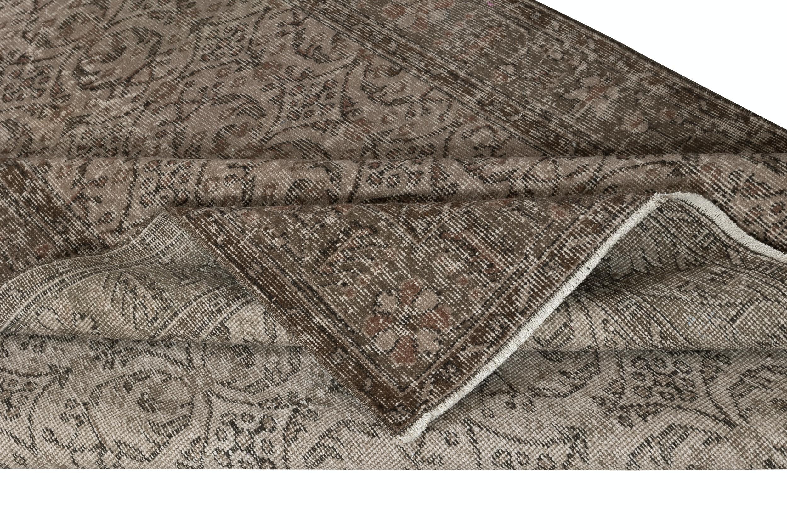 Moderne 5.2x9.5 Ft Decorative Handmade Brown Color Turkish Area Rug with Floral Design en vente