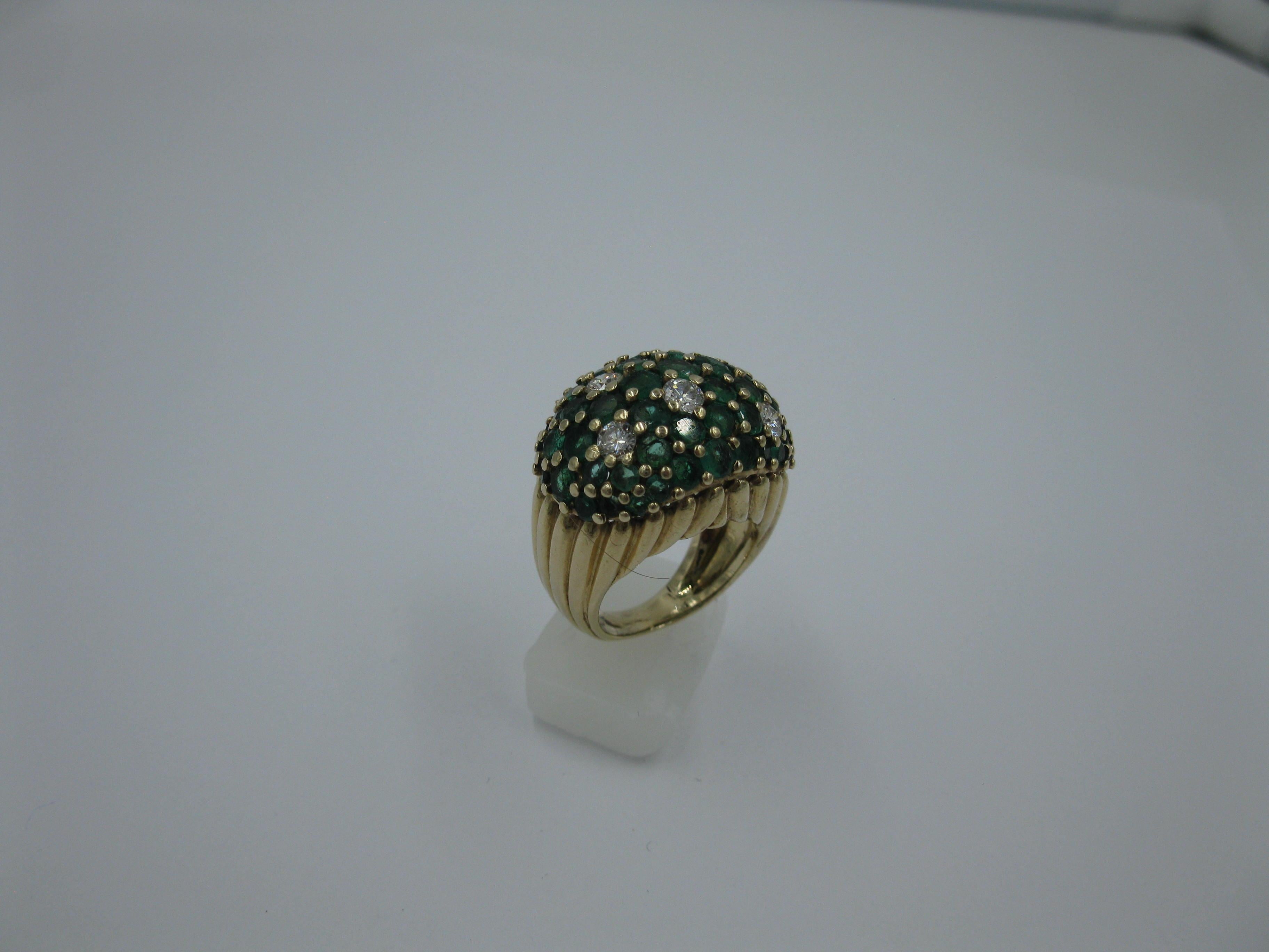 Dies ist ein wunderschöner Smaragd-Diamant-Ring aus der Mitte des Jahrhunderts, der aus dem Nachlass einer der frühen und legendären Familien von Los Angeles stammt.  Der Ring besteht aus 58 natürlichen Smaragden von feiner grüner Farbe, die mit 5