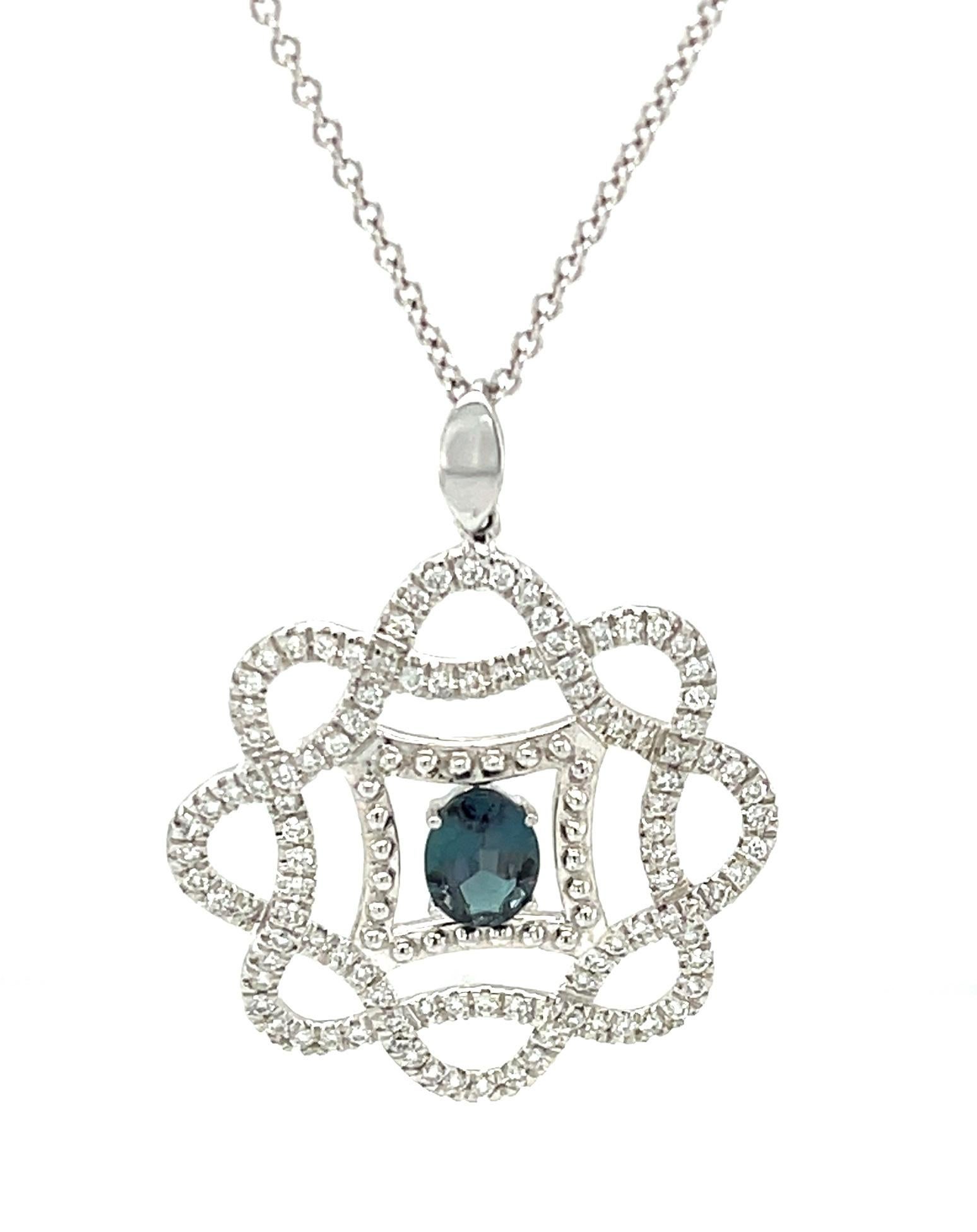 Diese exquisite Halskette enthält einen atemberaubenden natürlichen Alexandriten mit einem Gewicht von 0,53 Karat und einem herrlichen Farbwechsel! Der Alexandrit, der Geburtsstein des Monats Juni, gehört zu den seltensten Edelsteinen der Erde. Er