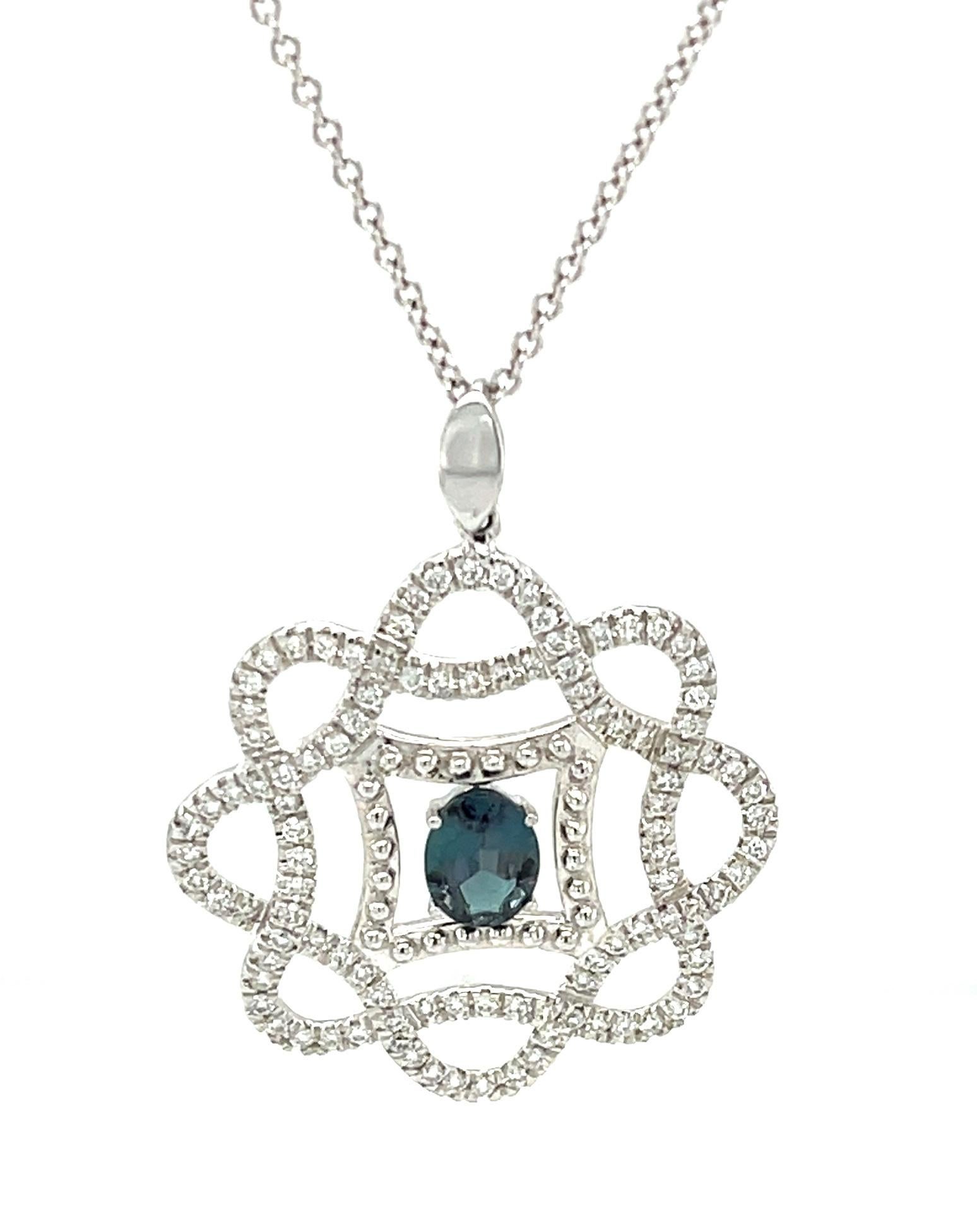 Ce collier exquis présente une superbe alexandrite naturelle de 0,53 carat avec un magnifique changement de couleur ! L'alexandrite, pierre de naissance du mois de juin, est l'une des gemmes les plus rares de la planète. Elle est appréciée pour sa