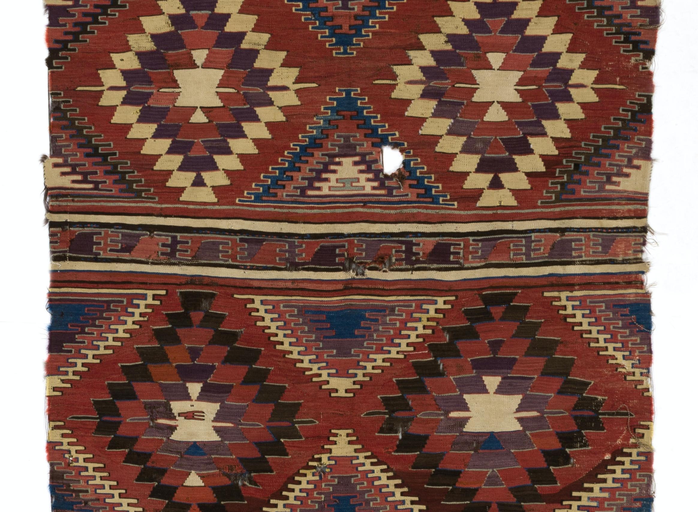 Ein antiker türkischer Kilim (flachgewebter Teppich).
Ursprünglicher Zustand. Es ist fein handgewebt und aus Wolle gefertigt. 
Abmessungen: 5'3'' x 12'6'' (160 x 380 cm)
