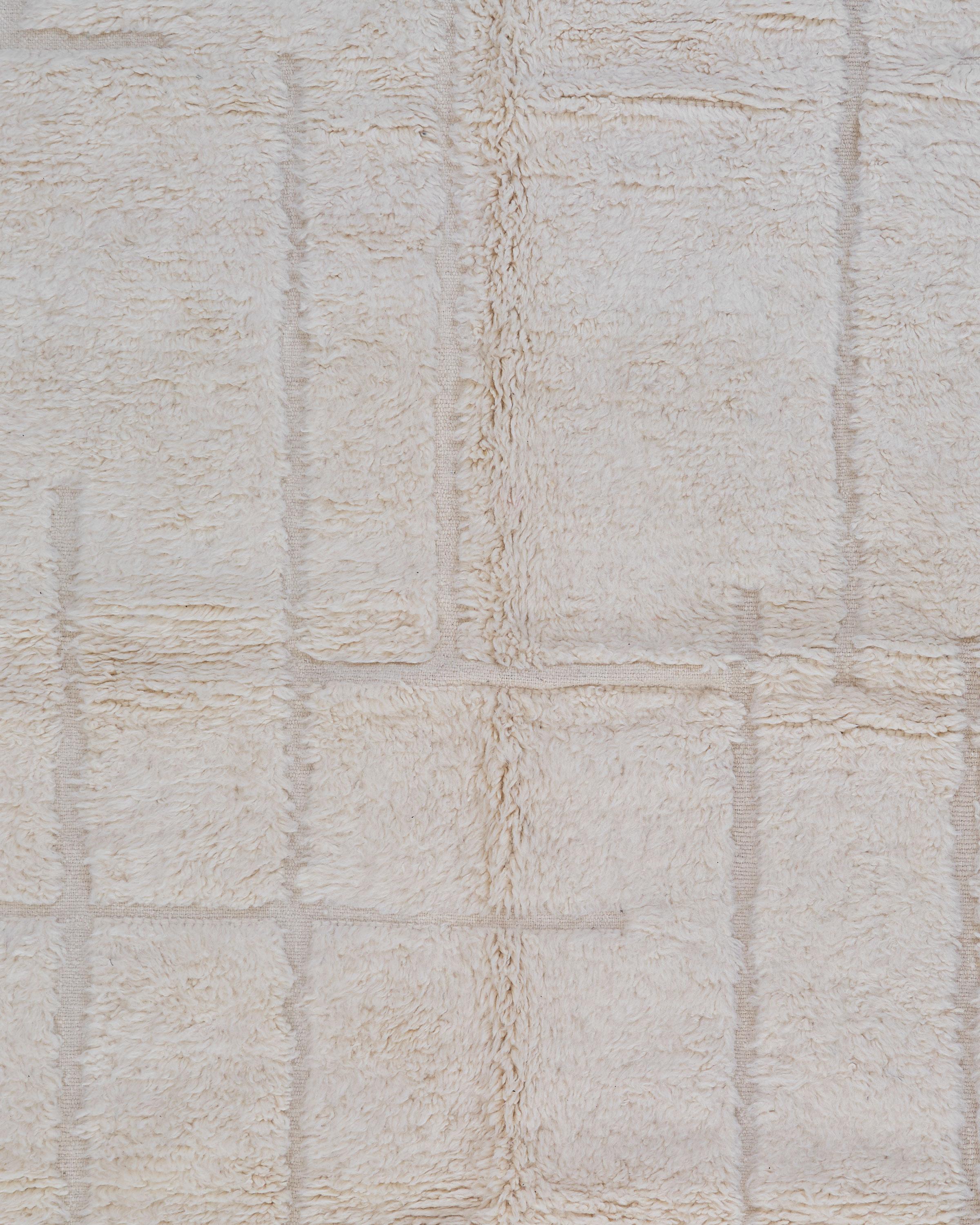 Hand-Crafted 5’3” x 7’10” Foxglove Ivory Handmade Moroccan Wool Beni Ouarain Rug For Sale