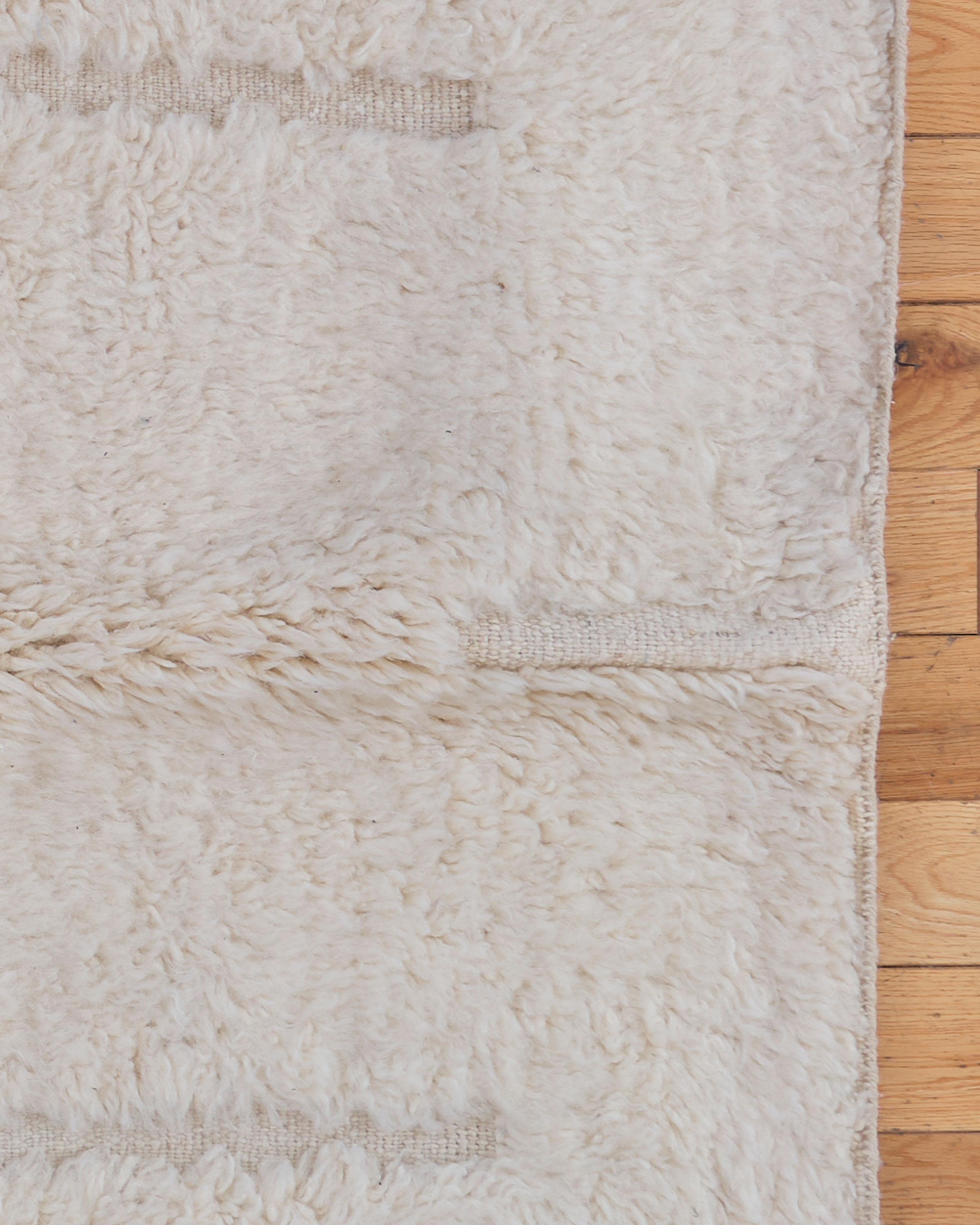 5’3” x 7’10” Foxglove Ivory Handmade Moroccan Wool Beni Ouarain Rug In New Condition For Sale In Livingston Manor, NY