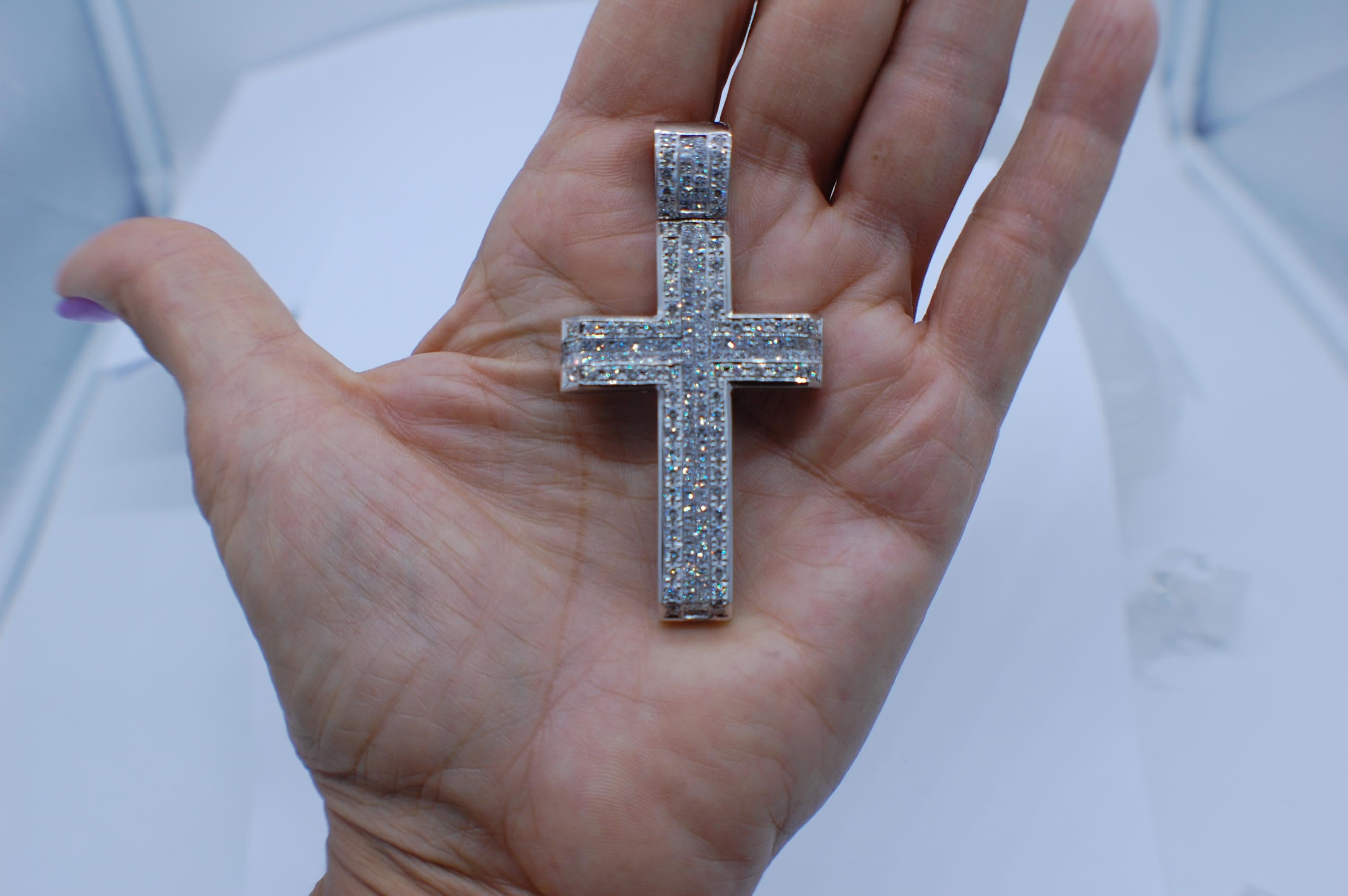 Princess Cut 7ct Carat Diamond Cross Pendant 18 Karat, VS F/G Quality Sparkle For Sale