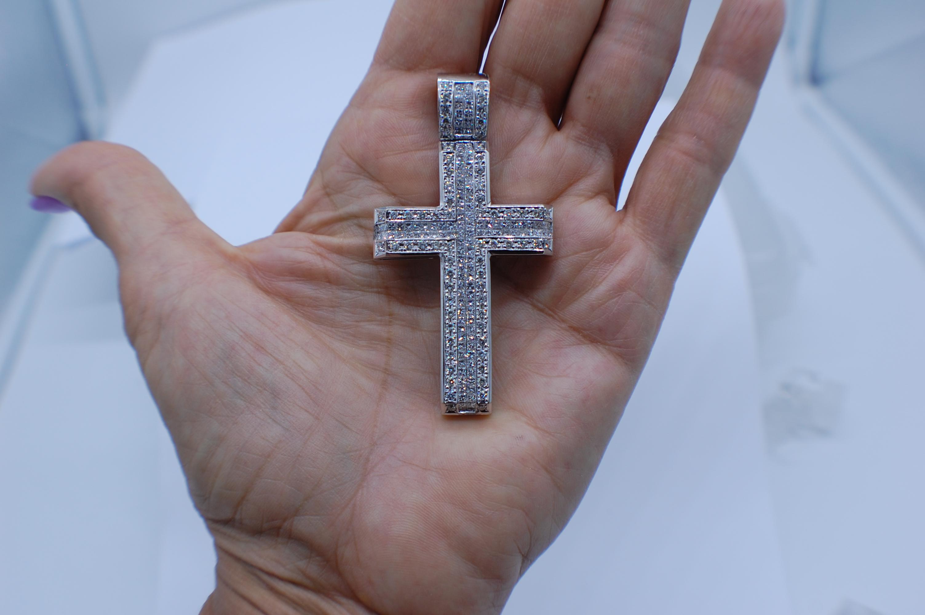 7ct Carat Diamond Cross Pendant 18 Karat, VS F/G Quality Sparkle In Excellent Condition For Sale In Laguna Hills, CA