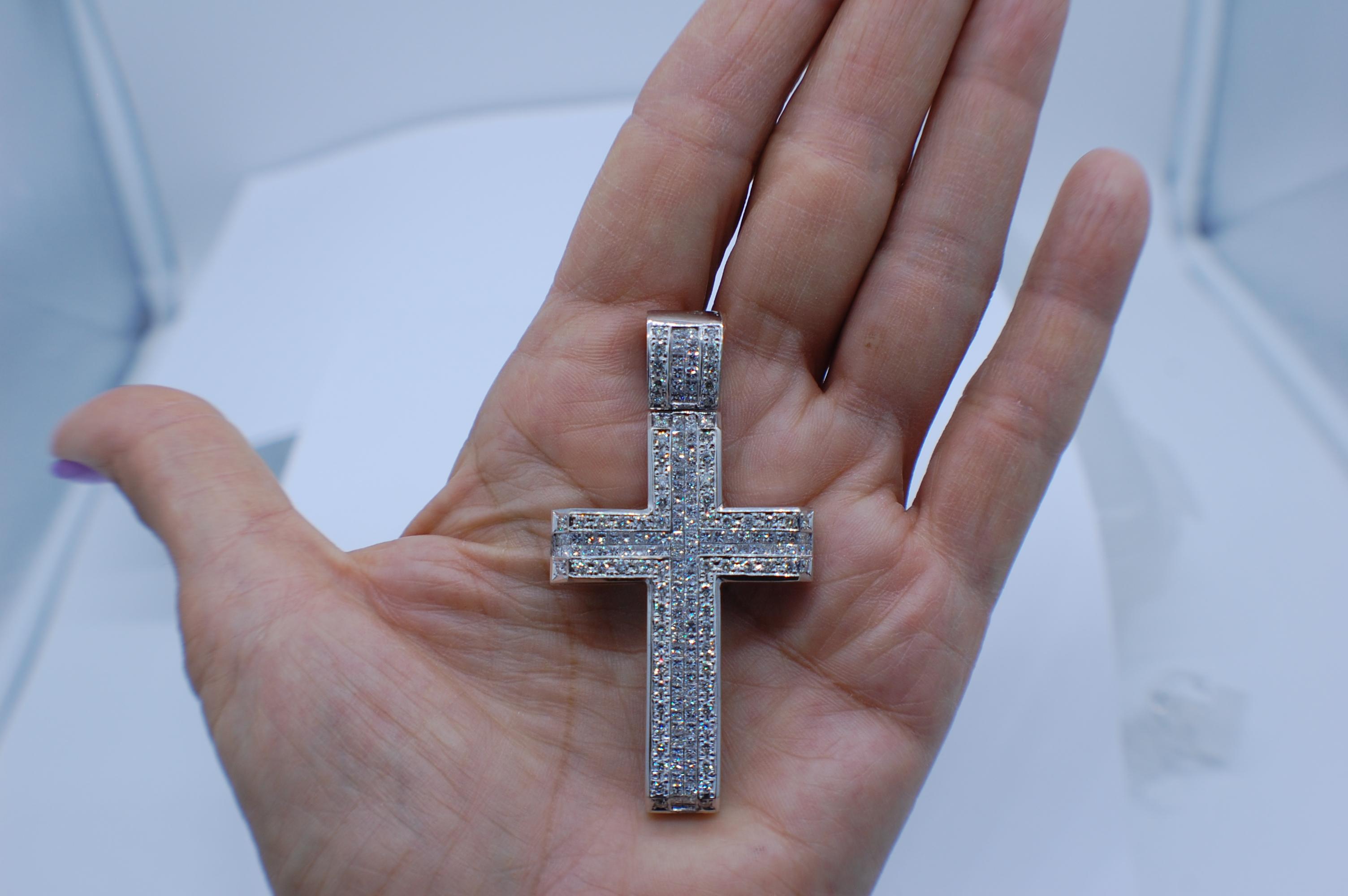 7ct Carat Diamond Cross Pendant 18 Karat, VS F/G Quality Sparkle For Sale 1