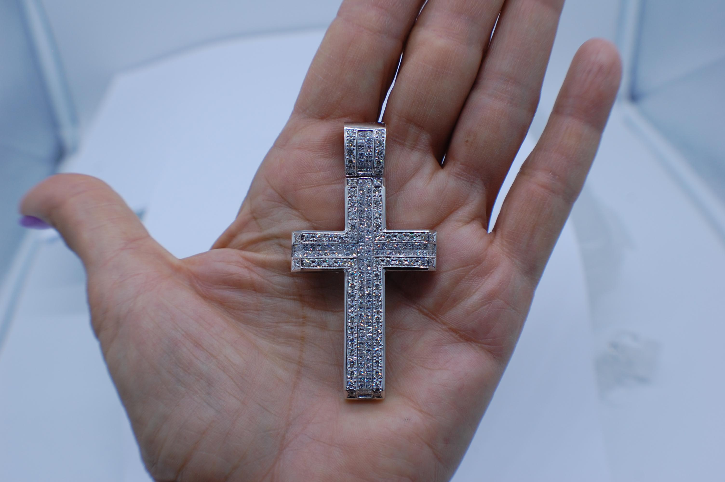 7ct Carat Diamond Cross Pendant 18 Karat, VS F/G Quality Sparkle For Sale 2
