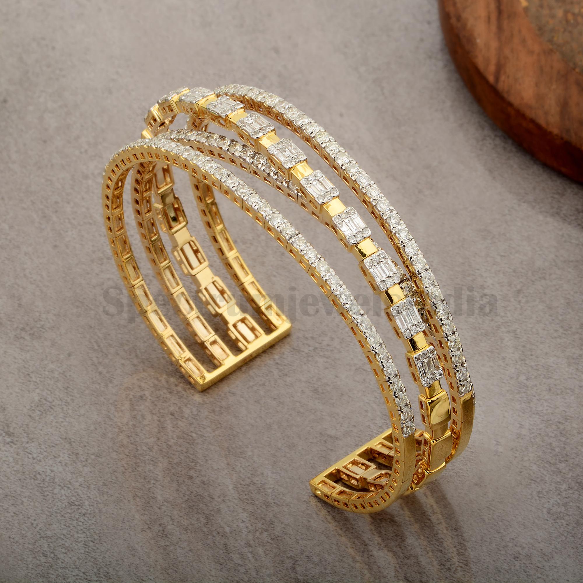 5.30 Carat Diamond Crossover Multi Layer Cuff Bangle Bracelet 18k Yellow Gold (Zeitgenössisch) im Angebot