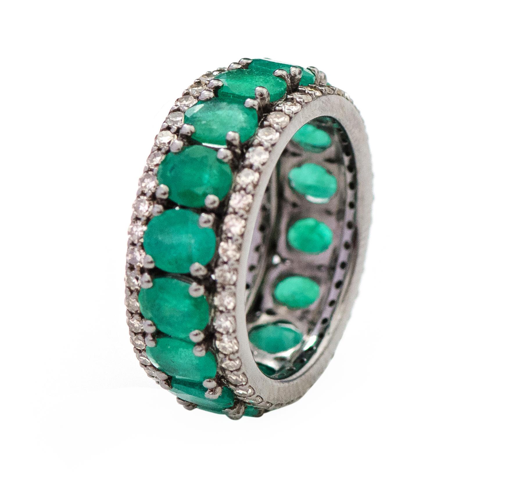 Ringband mit 5,30 Karat Smaragd und Diamant im viktorianischen Stil (Ovalschliff) im Angebot