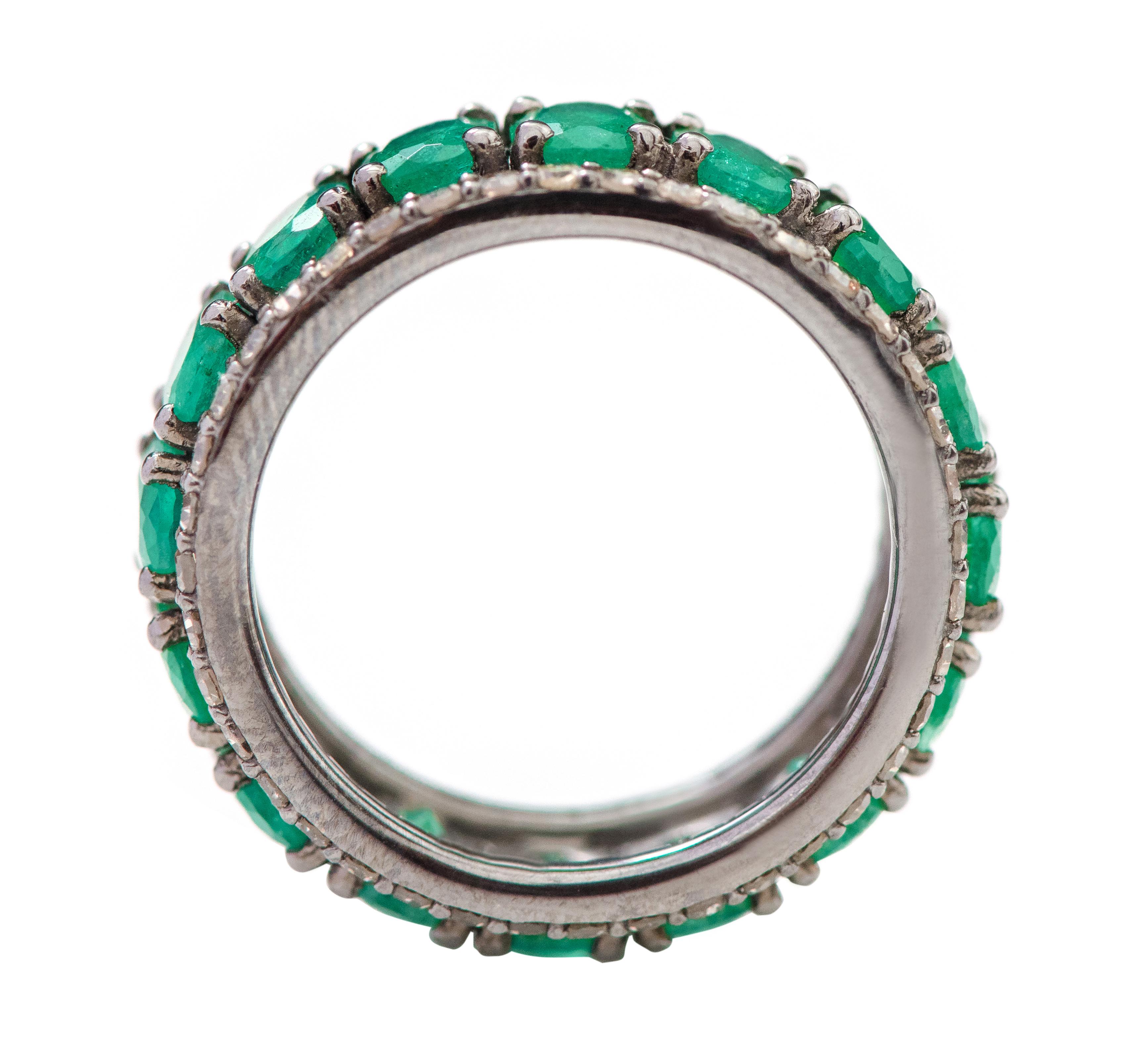 Ringband mit 5,30 Karat Smaragd und Diamant im viktorianischen Stil im Zustand „Neu“ im Angebot in Jaipur, IN