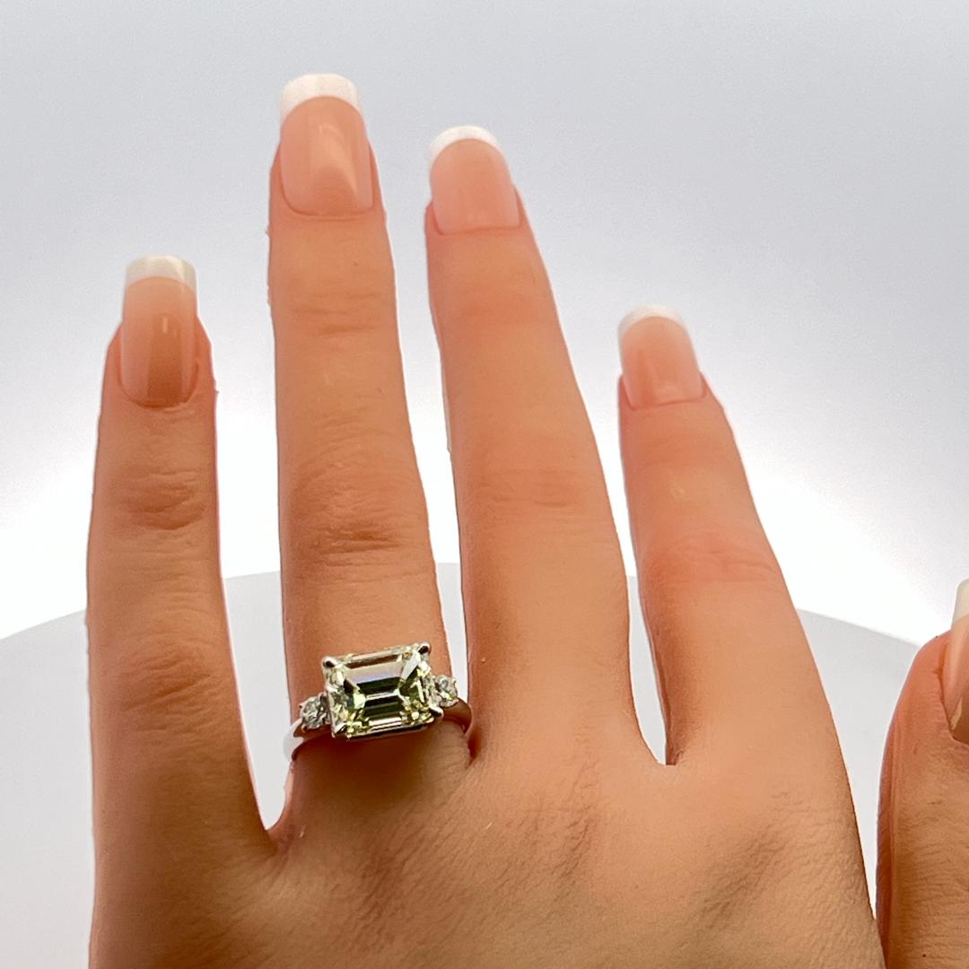 Anello di fidanzamento in platino con diamante rotondo e taglio smeraldo da 5,30 carati in vendita 5